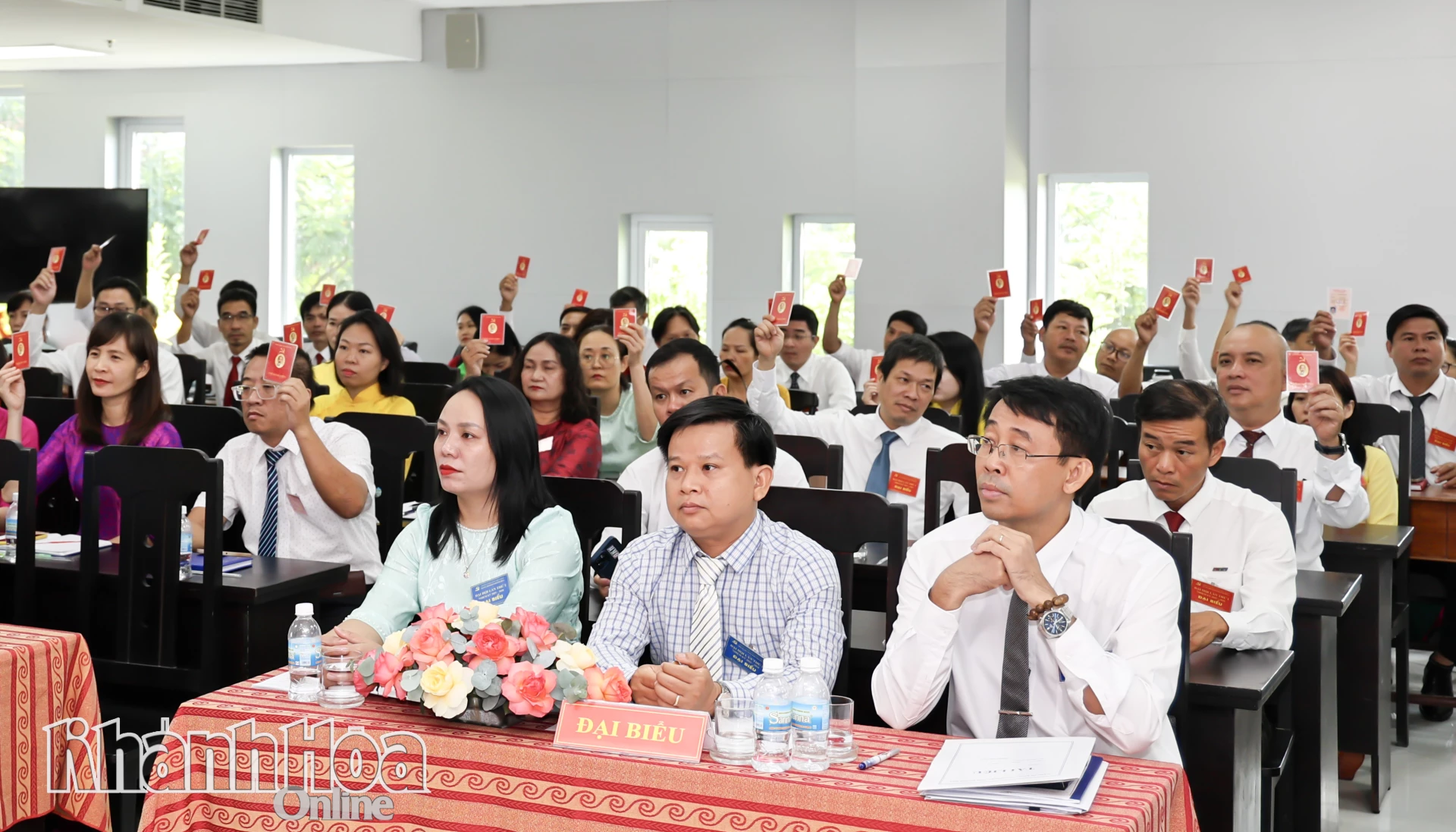 Đảng viên biểu quyết thông qua nghị quyết Đại hội