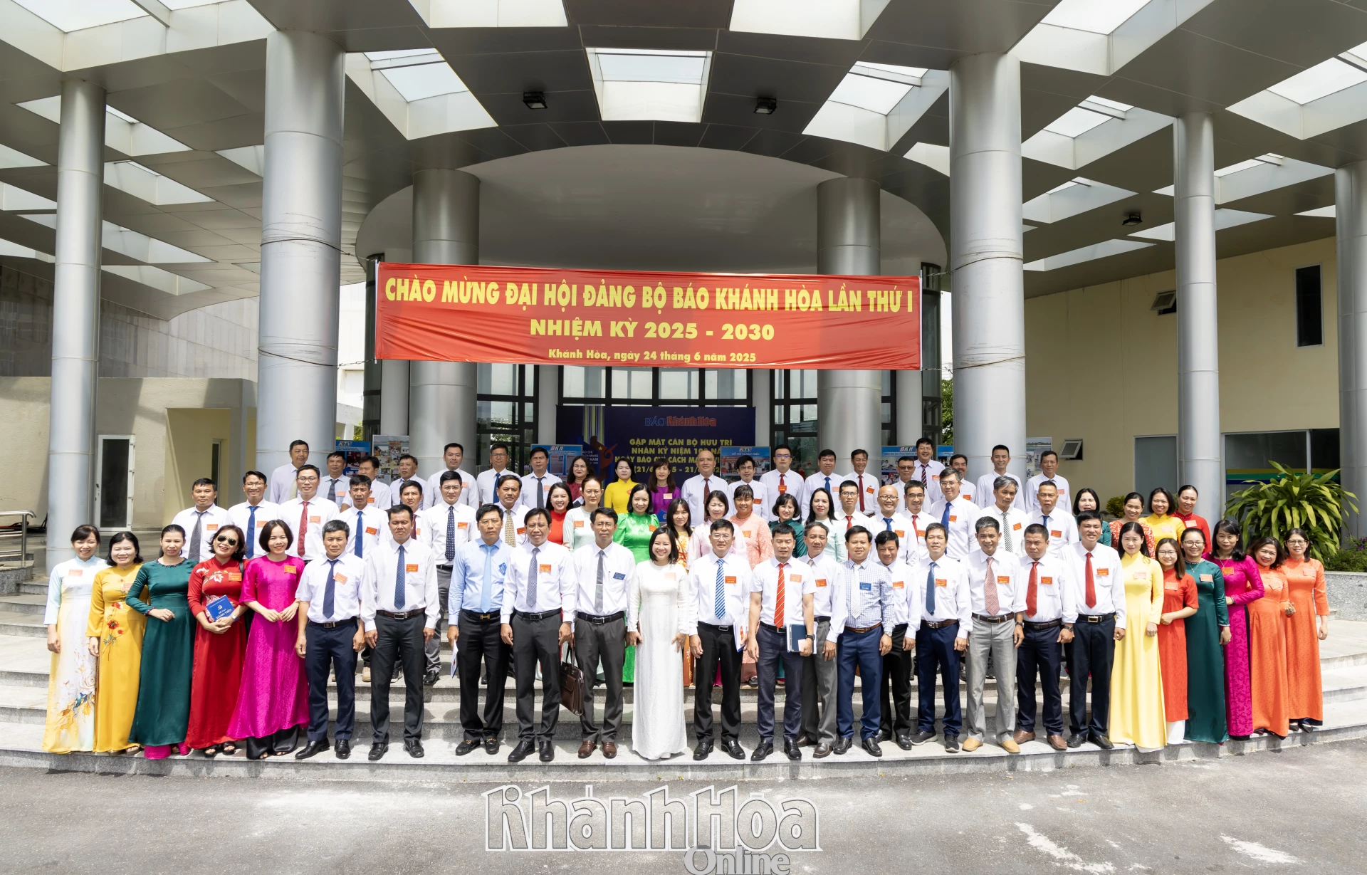 Đảng bộ Báo Khánh Hòa chụp ảnh lưu niệm cùng các đại biểu dự Đại hội.