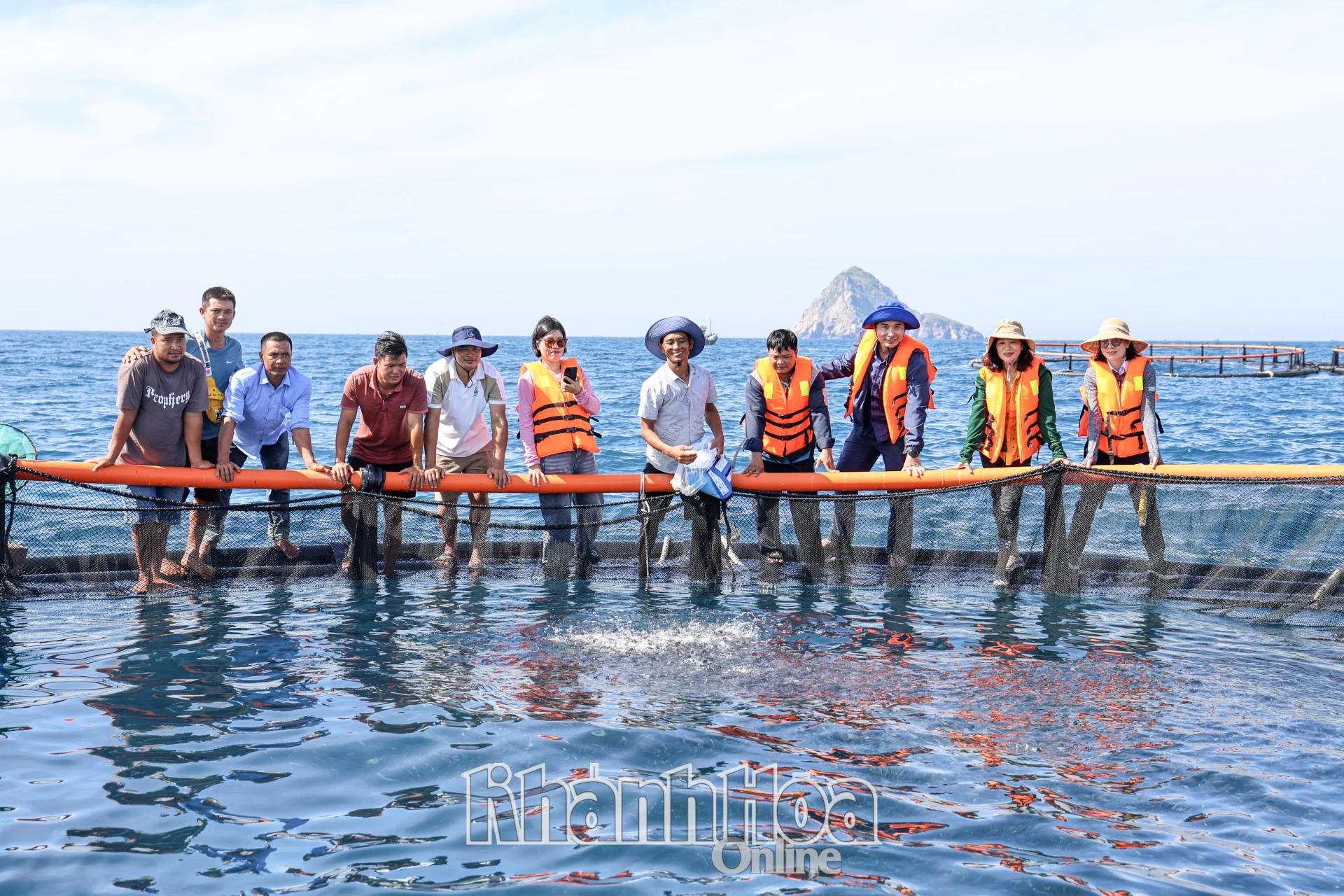 Kiểm tra tiến độ nuôi trồng thủy sản trong lồng HDPE ở khu vực Hòn Nội