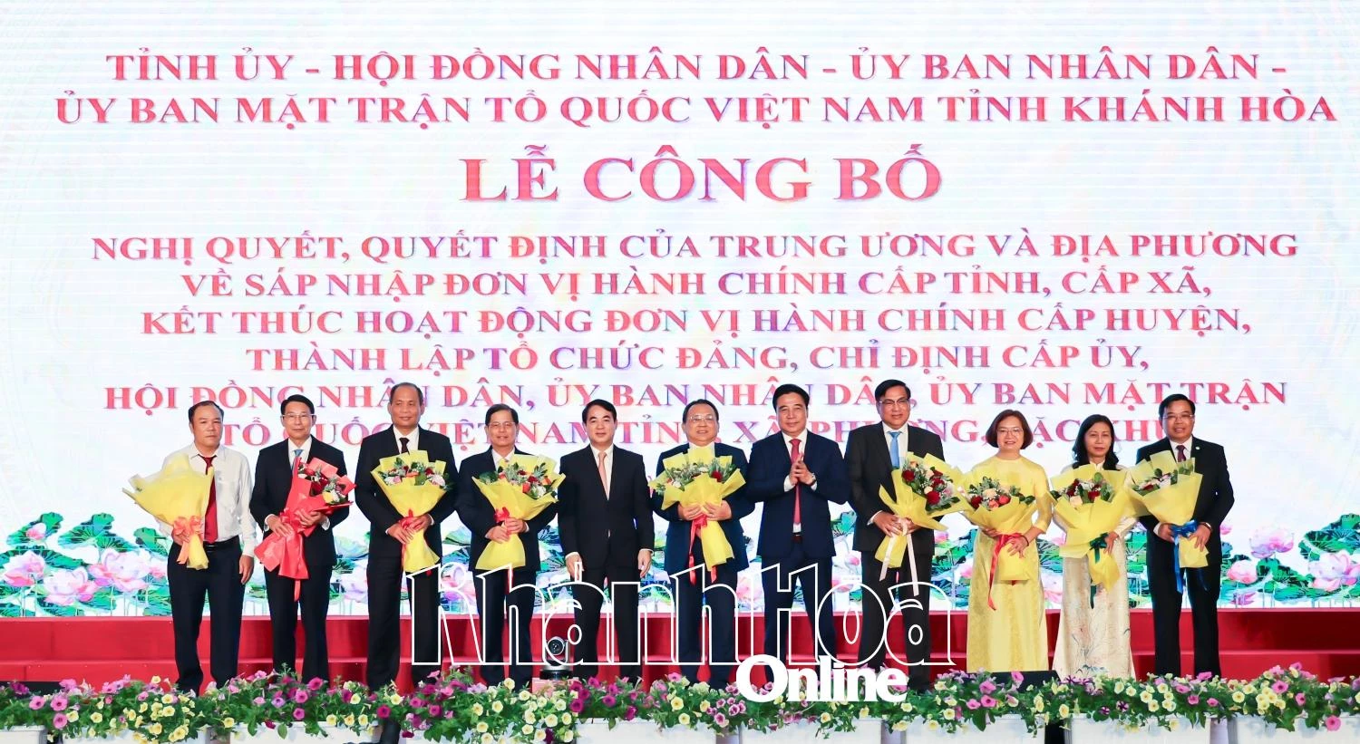 Ông Nghiêm Xuân Thành - Ủy viên Trung ương Đảng, Bí thư Tỉnh ủy Khánh Hòa cùng ông Nguyễn Khắc Toàn - Phó Bí thư Thường trực Tỉnh ủy, Chủ tịch HĐND tỉnh Khánh Hòa tặng hoa cho các cán bộ lãnh đạo của tỉnh nghỉ chế độ từ ngày 1-7.
