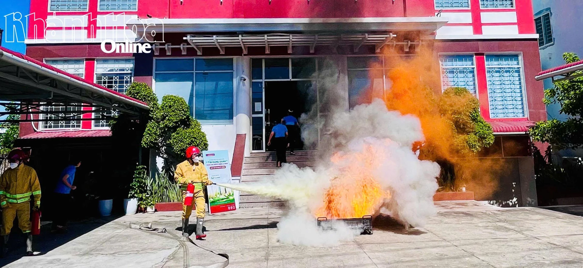 Lực lượng phòng cháy, chữa cháy cơ sở tham gia dập lửa trong tình huống giả định.