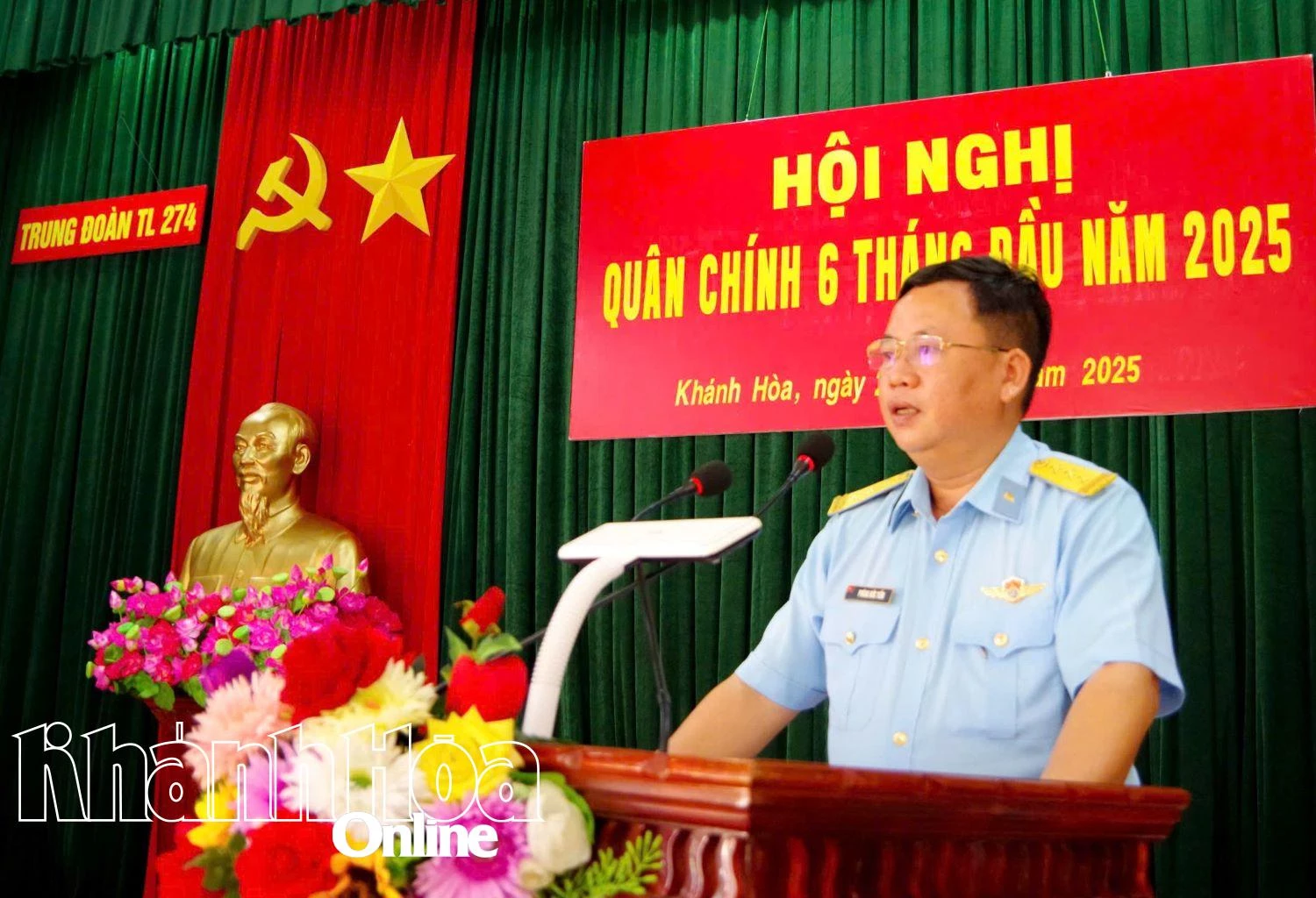 Thượng tá Phùng Đức Tiến -  Chính uỷ trung đoàn đọc diễn văn phát động thi đua.