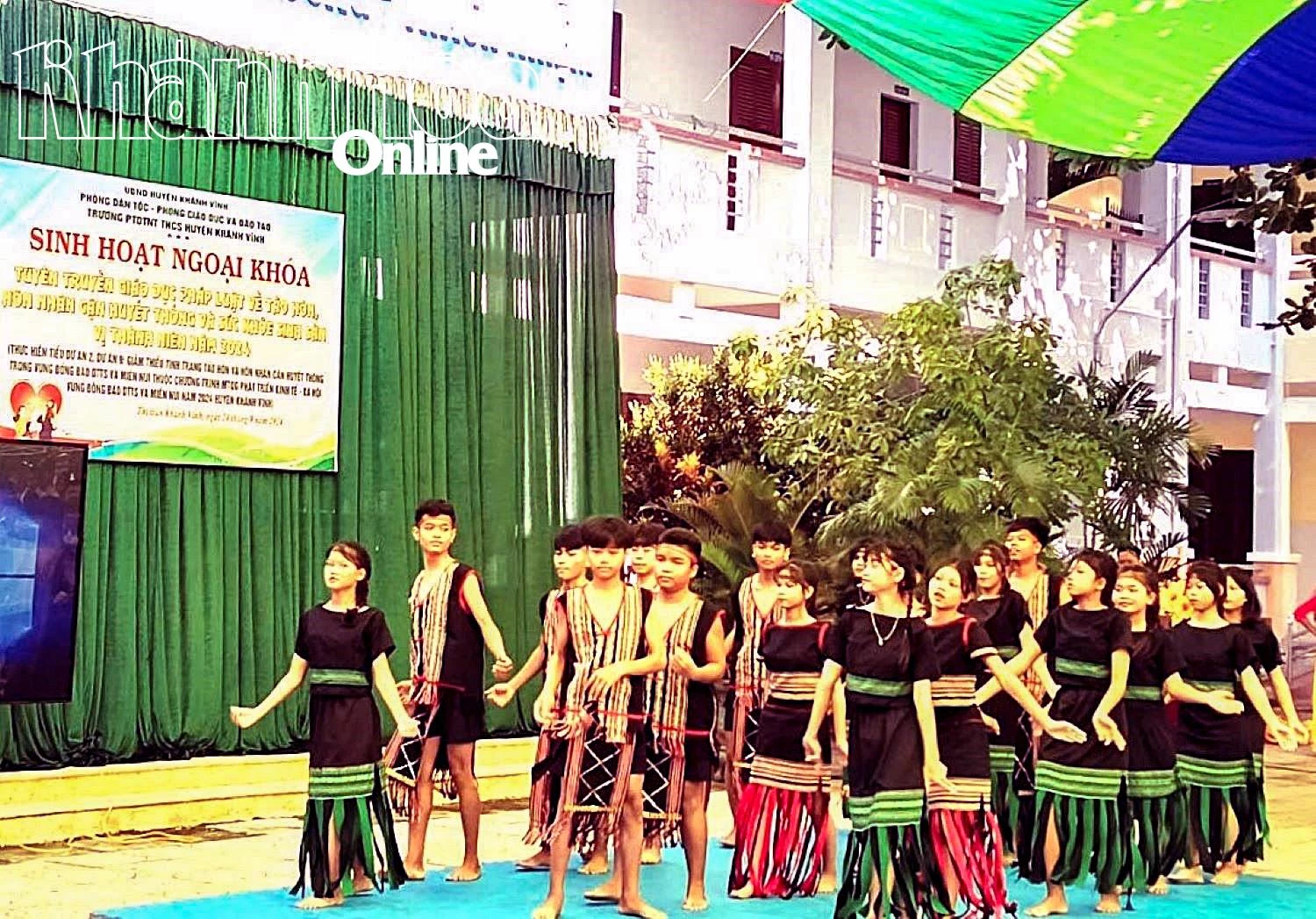 Học sinh Trường Phổ thông dân tộc nội trú THCS huyện Khánh Vĩnh tham gia hoạt động ngoại khóa năm học 2024 - 2025.