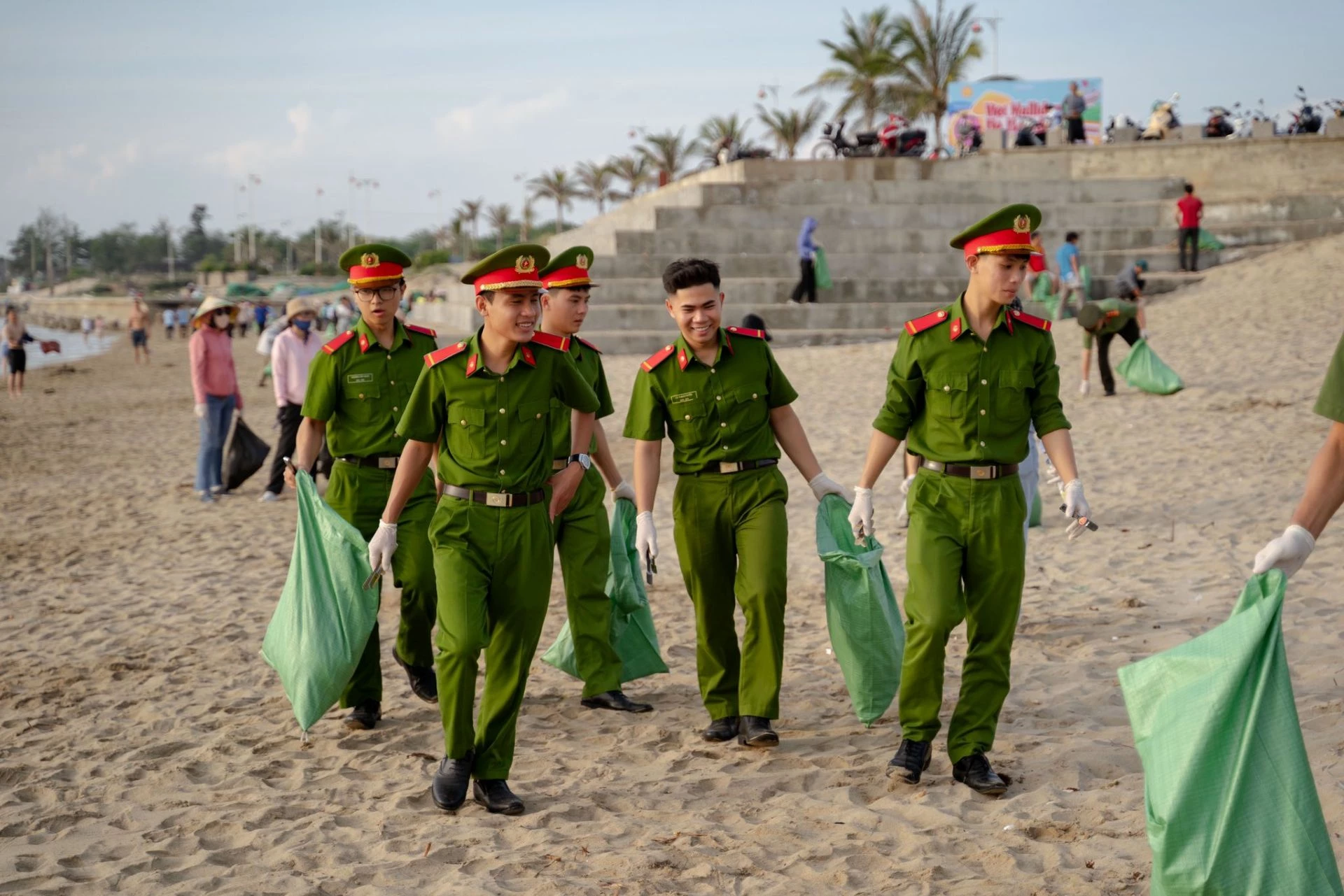 Chiến dịch “Cùng hành động vì biển xanh” nhận được sự hỗ trợ tích cực của chính quyền địa phương và các tổ chức tại nhiều điểm cầu.