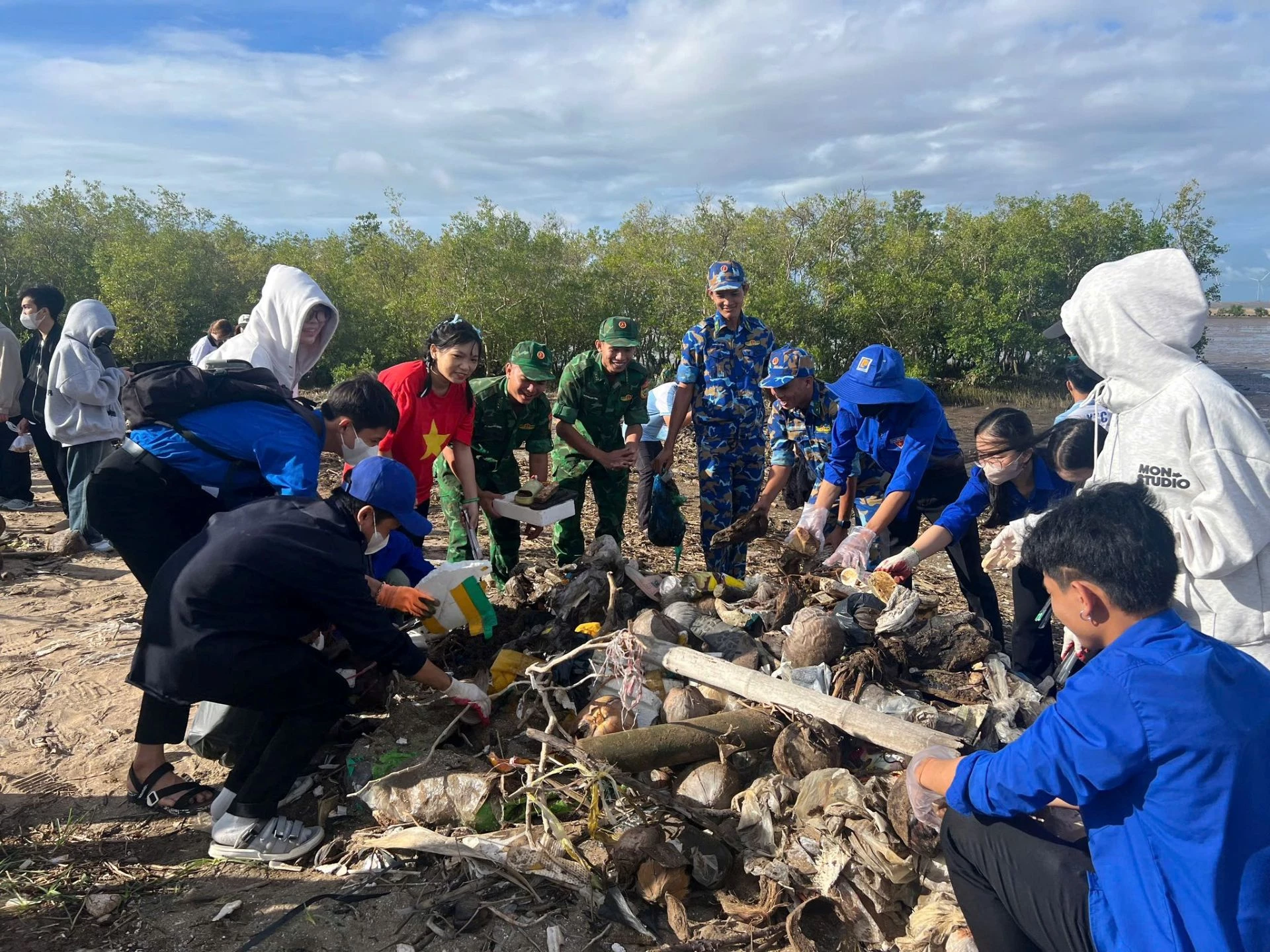 Gần 72 tấn rác được thu gom sau hơn 1 giờ triển khai chiến dịch