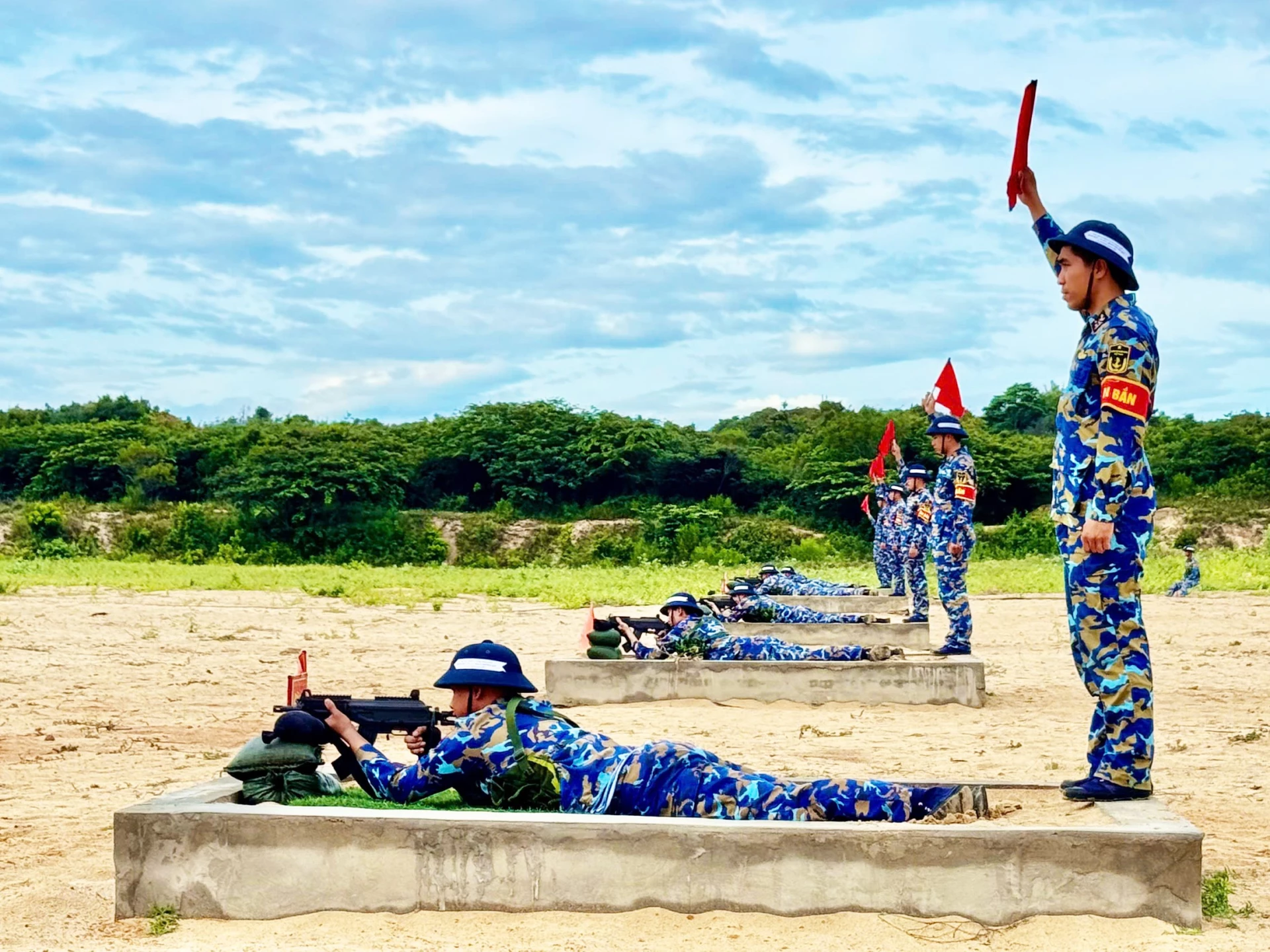 Hạ sĩ quan, chiến sĩ tự tin thực hành nội dung bắn súng STV-215