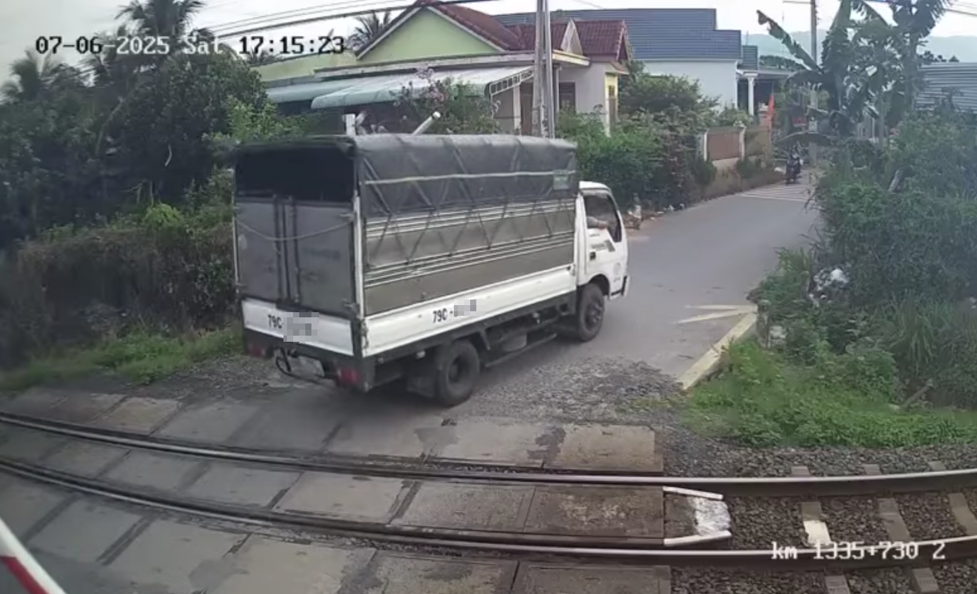 Xử lý tài xế ô tô tải vượt, tông gãy cần chắn tự động trên đường sắt