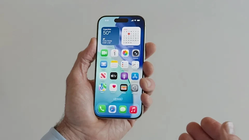 Giao diện mới sử dụng hiệu ứng Liquid Glass của iOS 26. Ảnh: Apple.