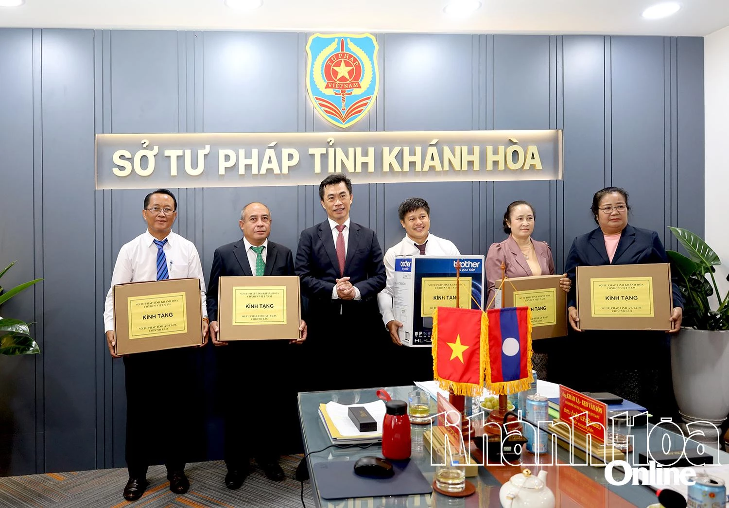 Sở Tư pháp Khánh Hòa trao tặng quà Sở Tư pháp tỉnh Ắt-ta-pư.