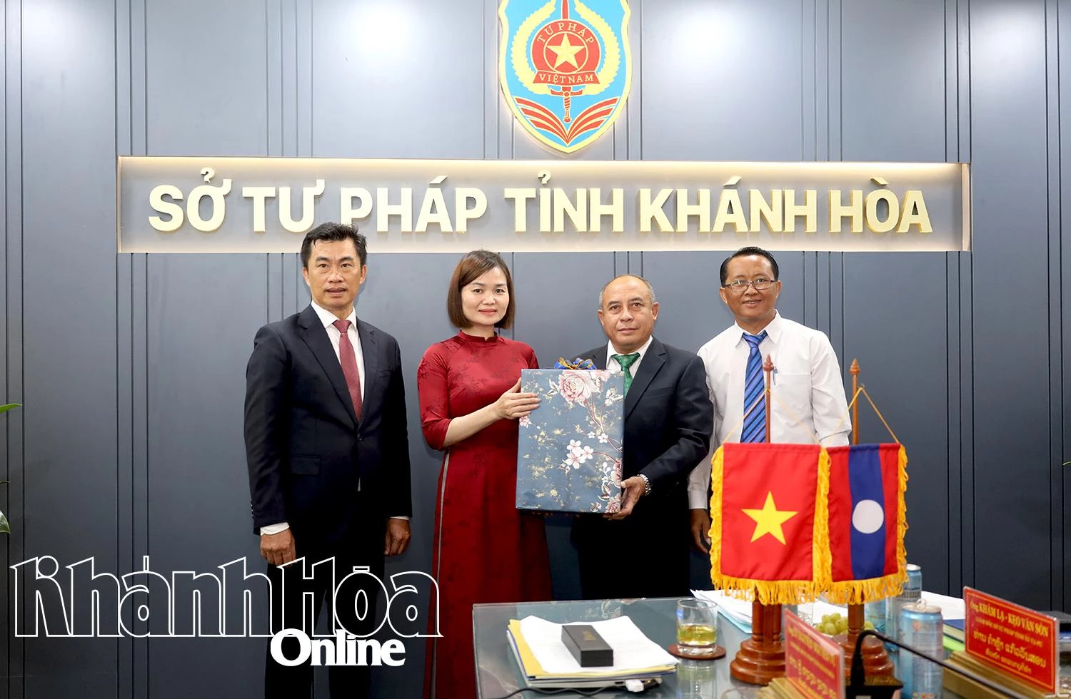 Sở Tư pháp tỉnh Ắt-ta-pư tặng quà Sở Tư pháp Khánh Hòa.