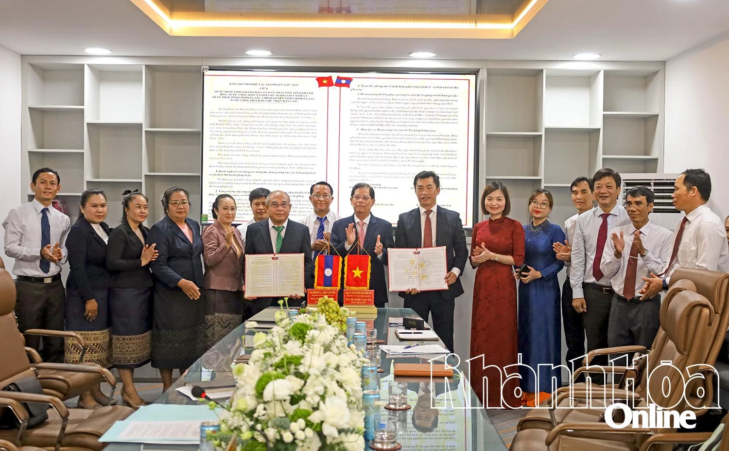 Chủ tịch UBND tỉnh Nguyễn Tấn Tuân chứng kiến lễ ký kết giữa Sở Tư pháp Khánh Hòa và Sở Tư pháp tỉnh Ắt-ta-pư. 