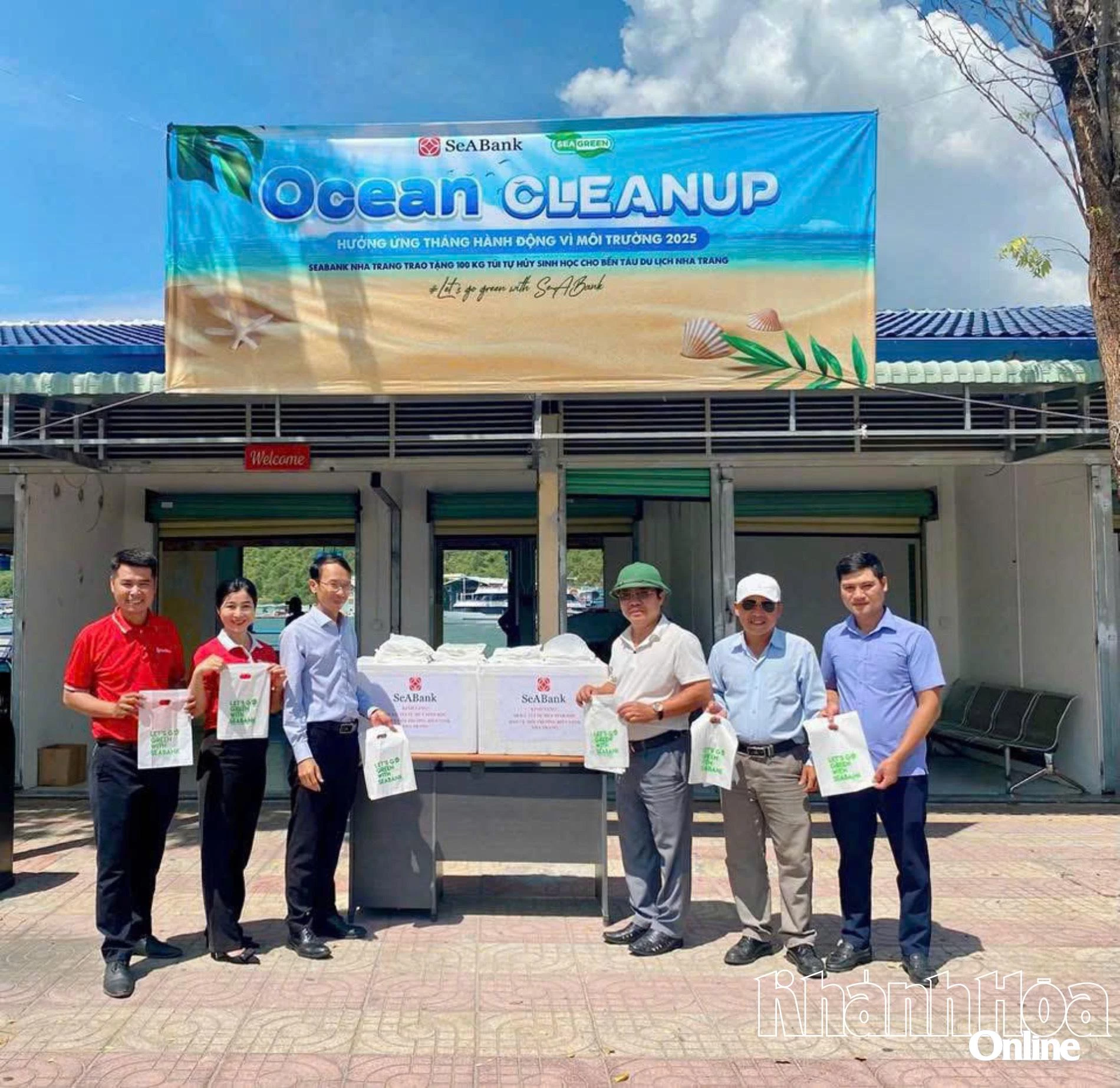 Ban Quản lý vịnh Nha Trang tiếp nhận 100kg túi tự hủy sinh học từ Ngân hàng TMCP Đông Nam Á - Cụm chi nhánh Nha Trang.