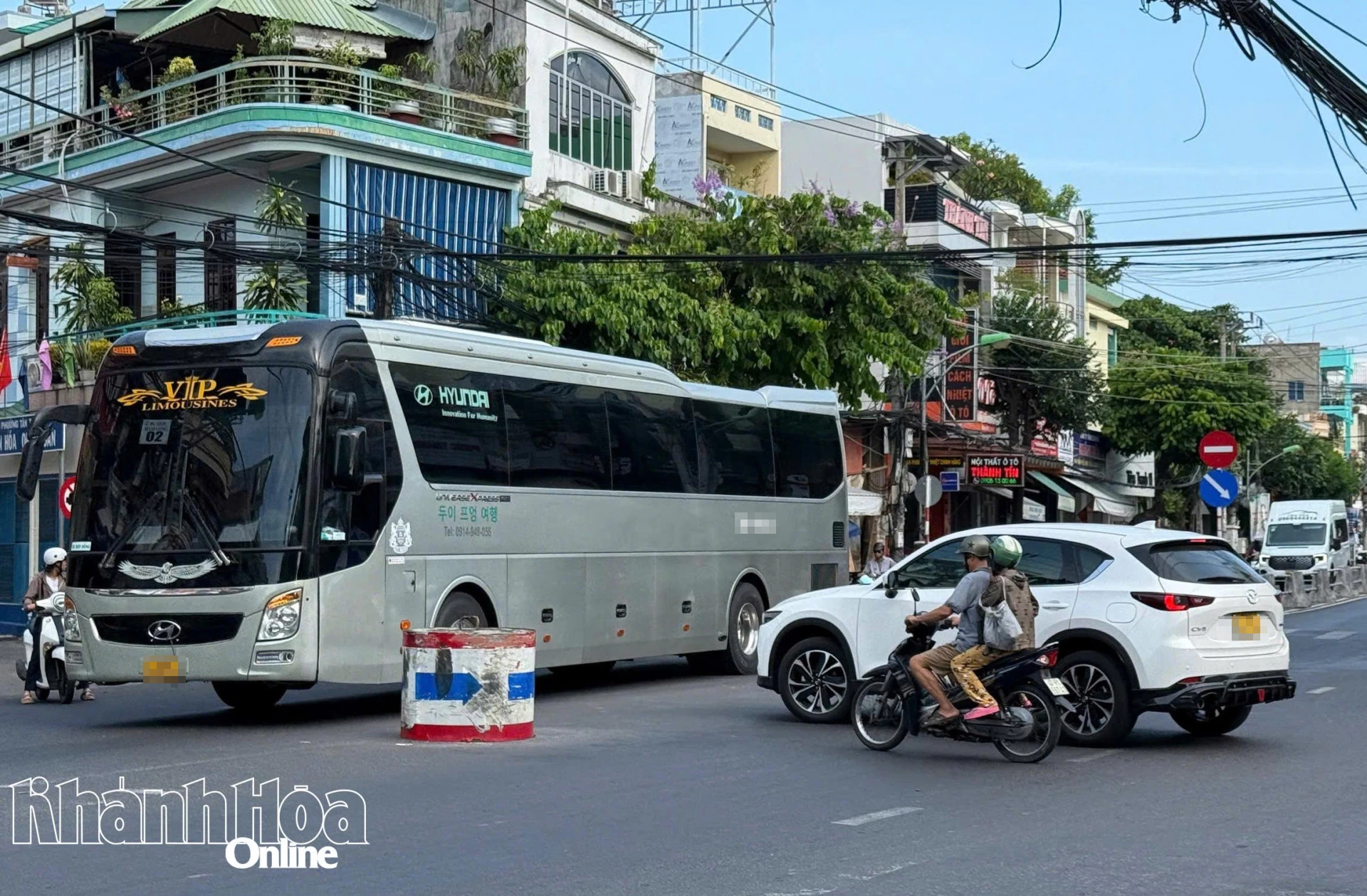 Xử phạt 2 tài xế lái xe ô tô rẽ trái tại nơi có biển cấm rẽ trái