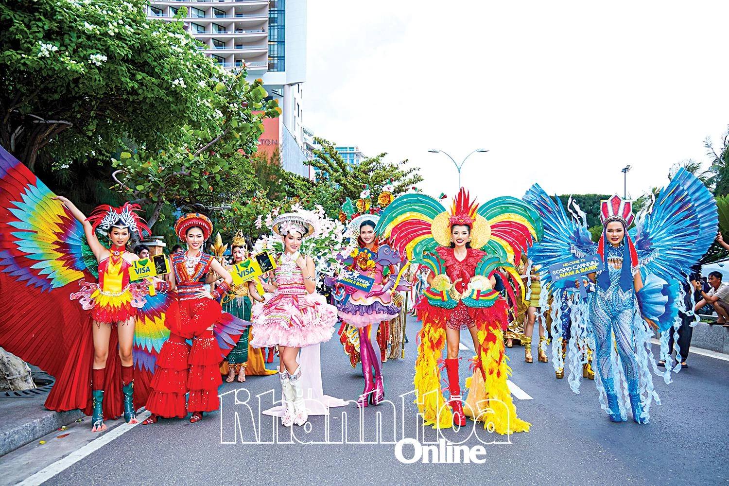 Người đẹp hoàn vũ lan tỏa hình ảnh đẹp ở phố biển