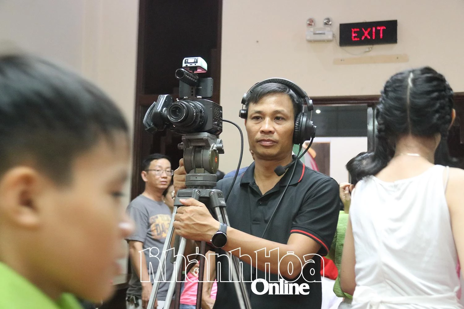 Phóng viên Công Định tham gia livestream sự kiện tại TP. Nha Trang, năm 2025. 