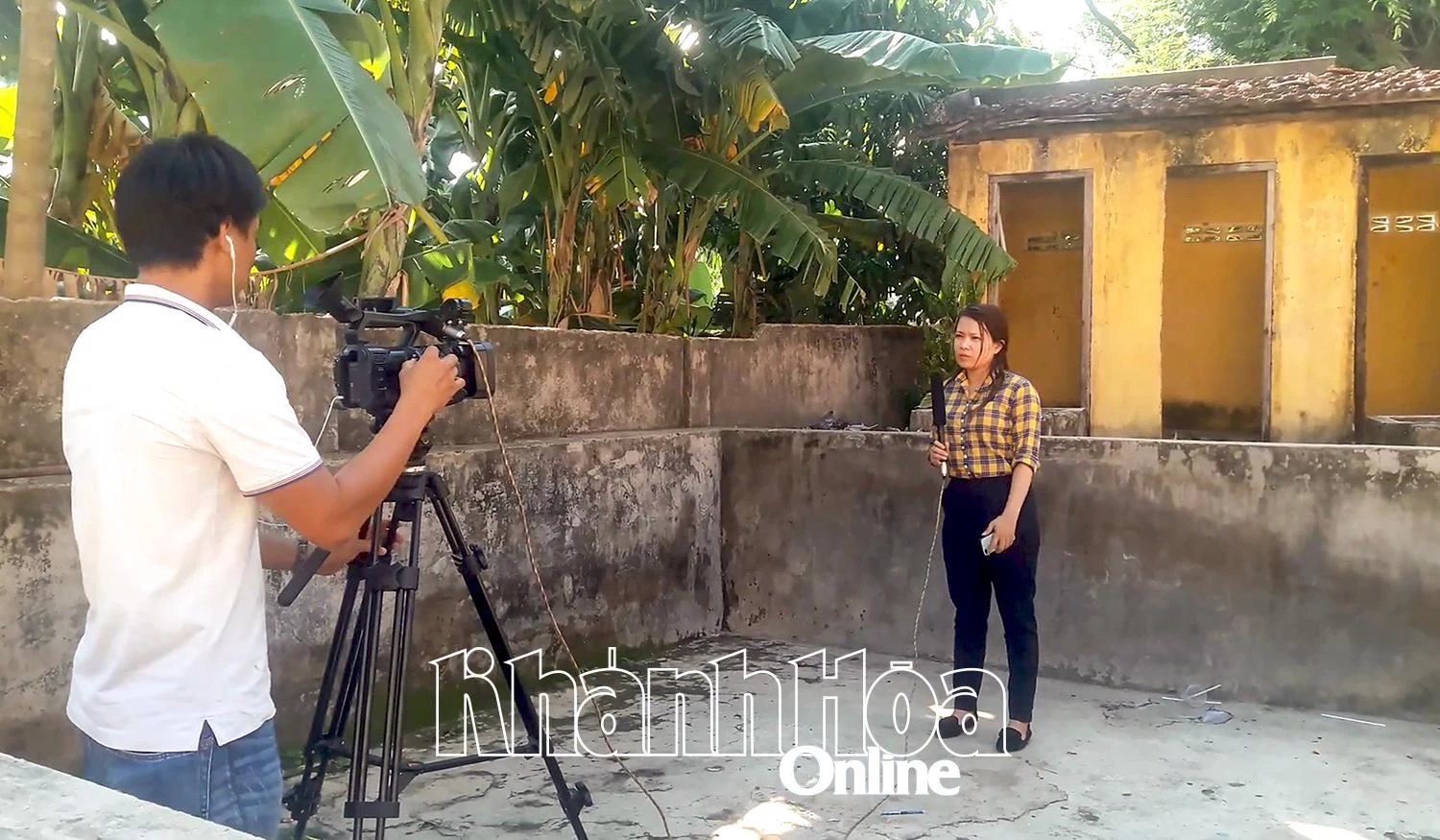 Phóng viên Thanh Thảo và kỹ thuật viên Minh Khang tác nghiệp tại thị xã Ninh Hòa, tháng 11-2018.