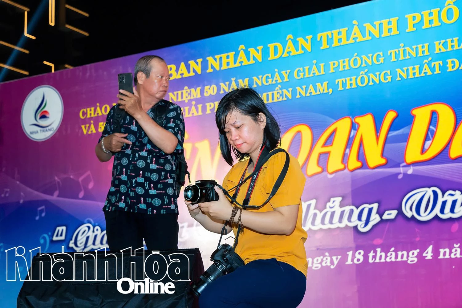 Phóng viên Châu Tường quay video tại Liên hoan dân vũ “Giai điệu chiến thắng - Vũ điệu hòa bình”, tháng 4-2025. 