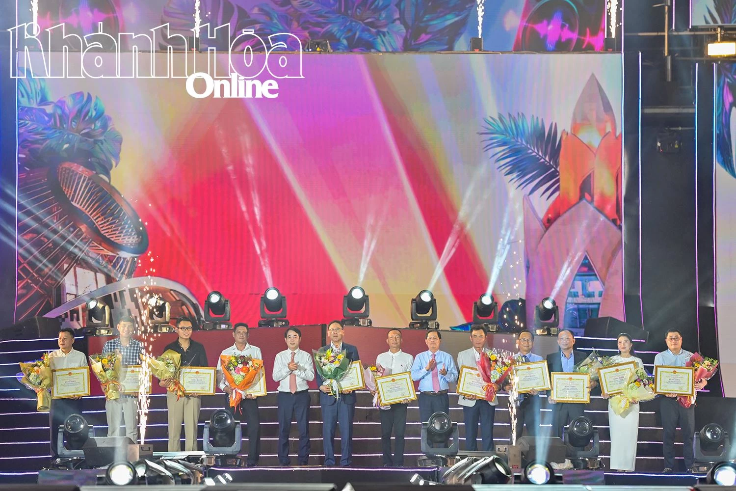 Bí thư Tỉnh ủy Nghiêm Xuân Thành và Chủ tịch UBND tỉnh Nguyễn Tấn Tuân tặng hoa tri ân các đơn vị tài trợ chương trình.