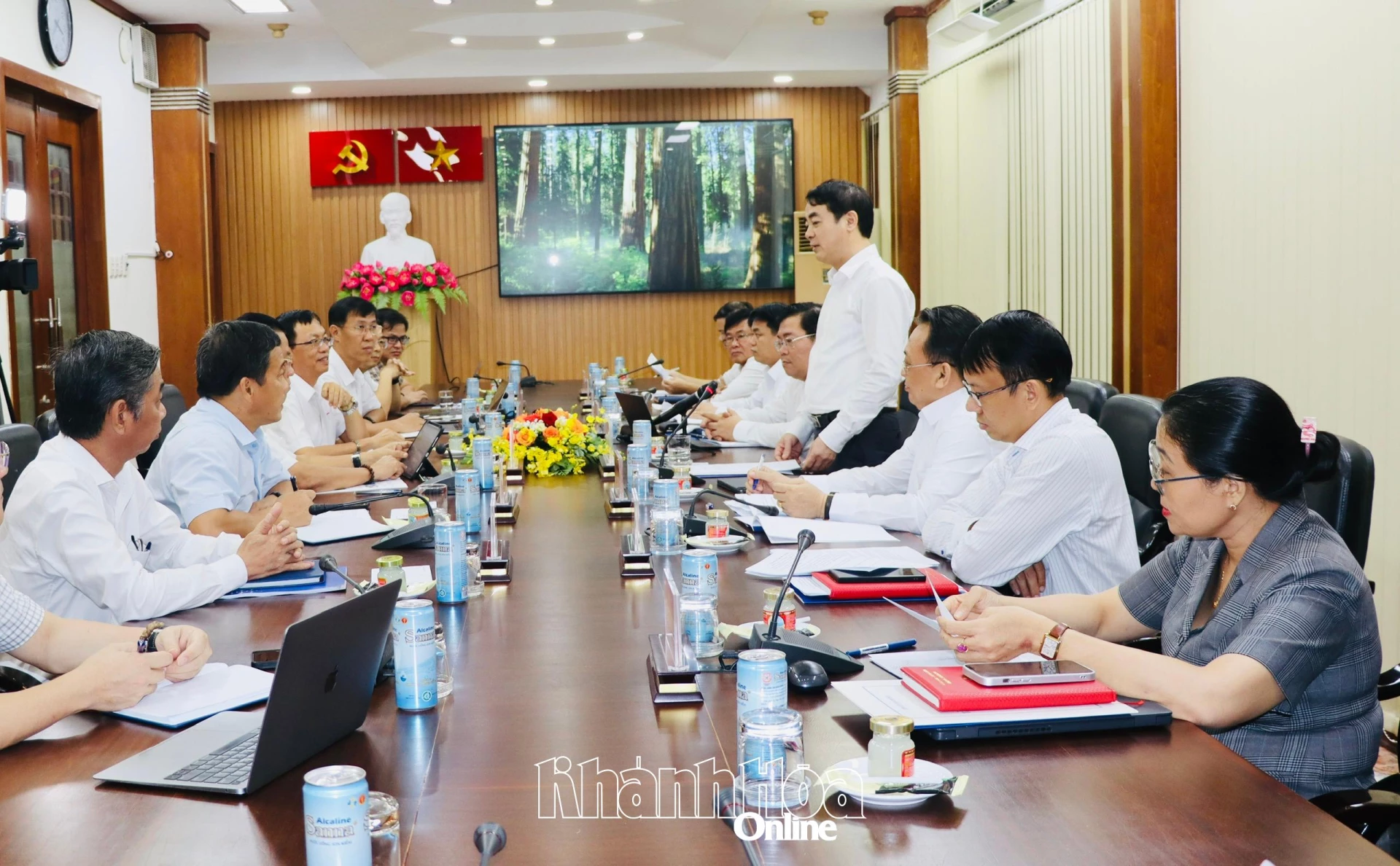 Bí thư Tỉnh ủy Nghiêm Xuân Thành làm việc với Tổng Công ty Điện lực miền Trung