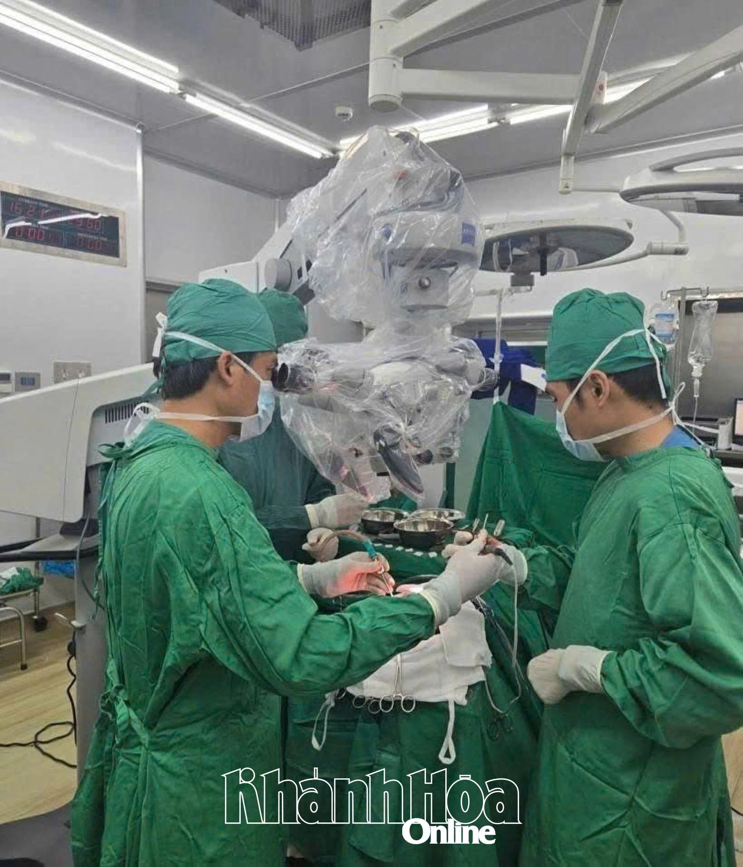Ê-kíp bác sĩ Bệnh viện Đa khoa tỉnh phẫu thuật cho bệnh nhân.