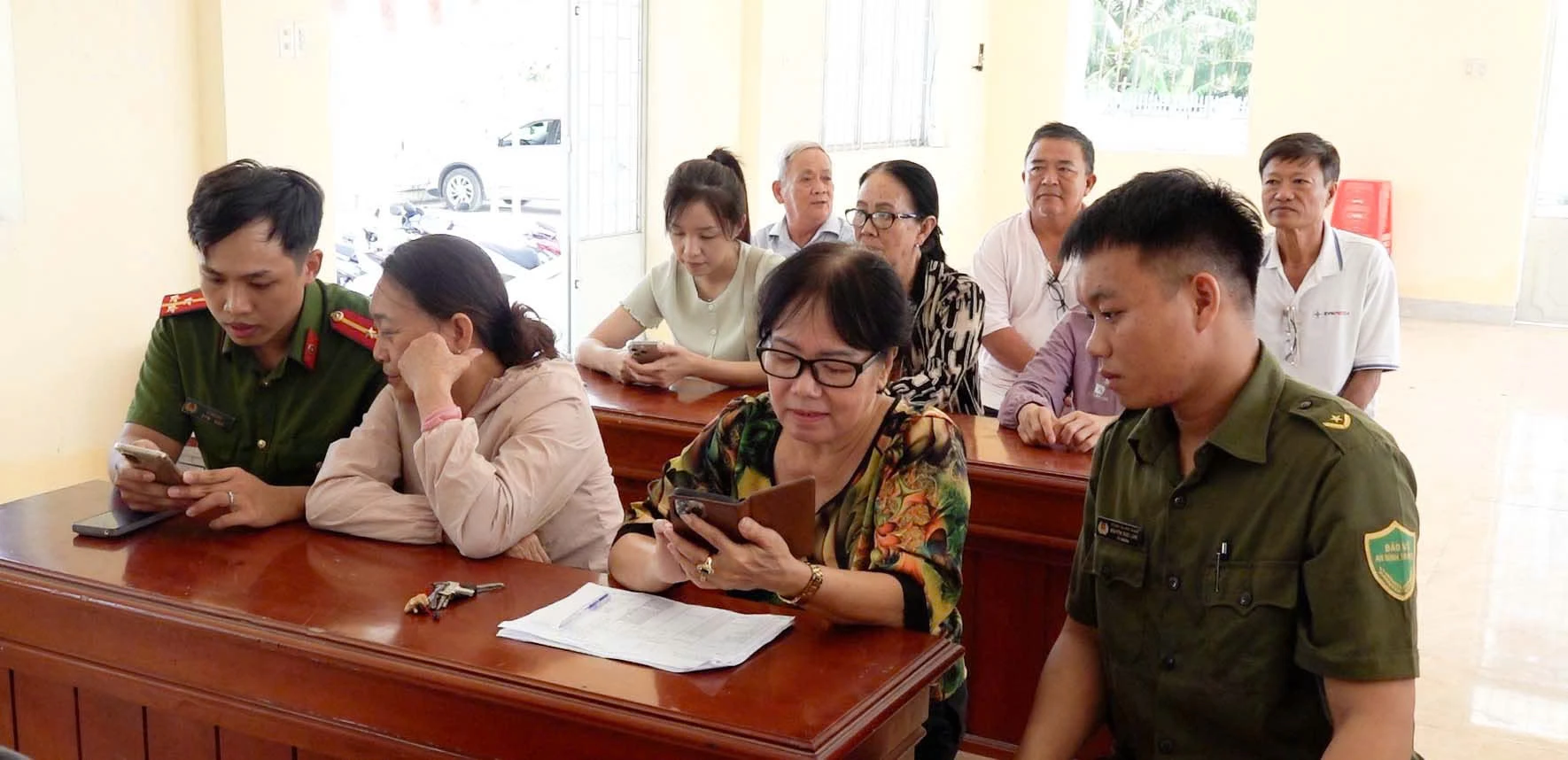 VIDEO: Công an xã tích cực hướng dẫn người dân thực hiện quyền góp ý sửa đổi Hiến pháp 2013 trên VNeID