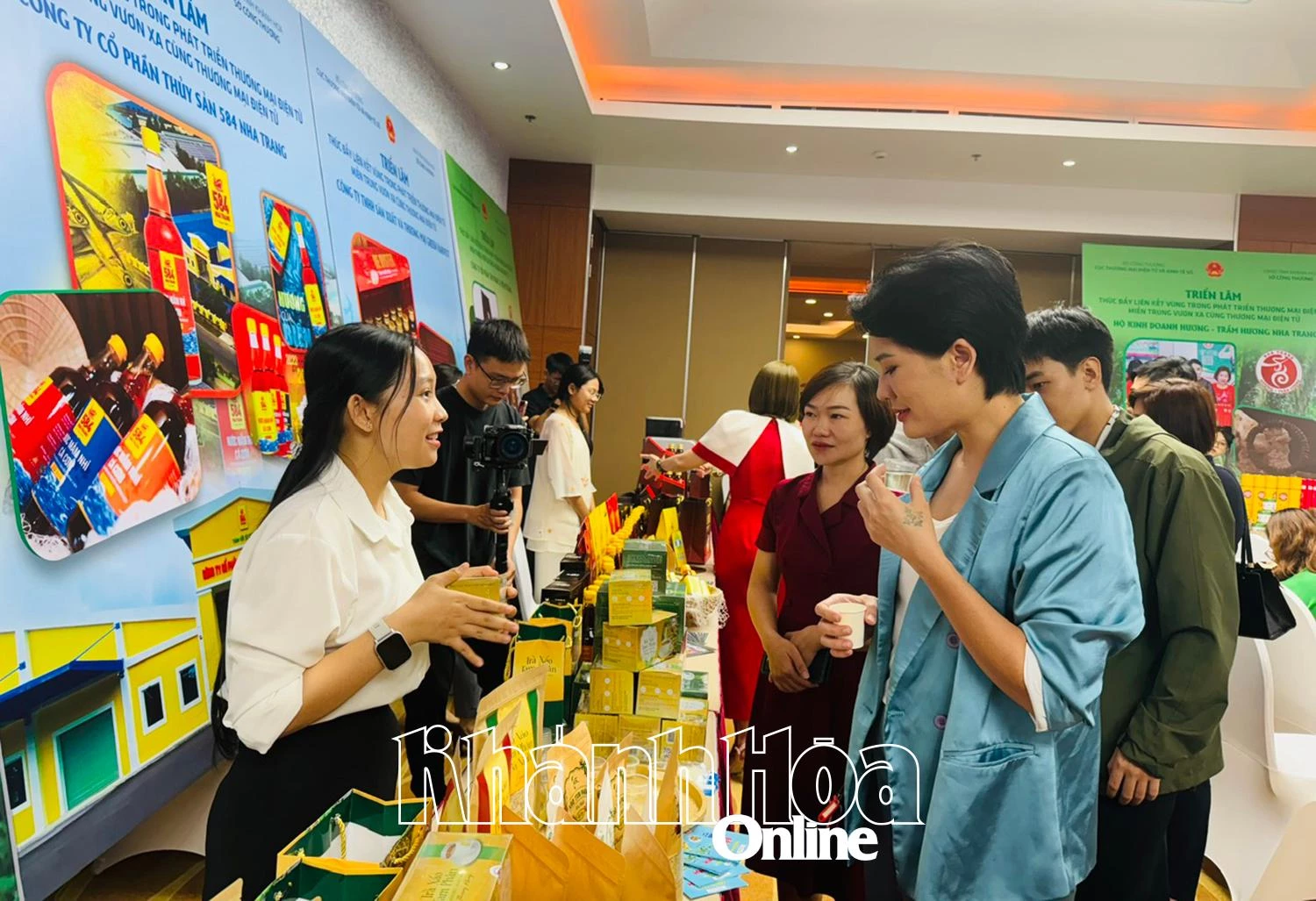 Các đại biểu dự hội nghị tham quan các gian hàng