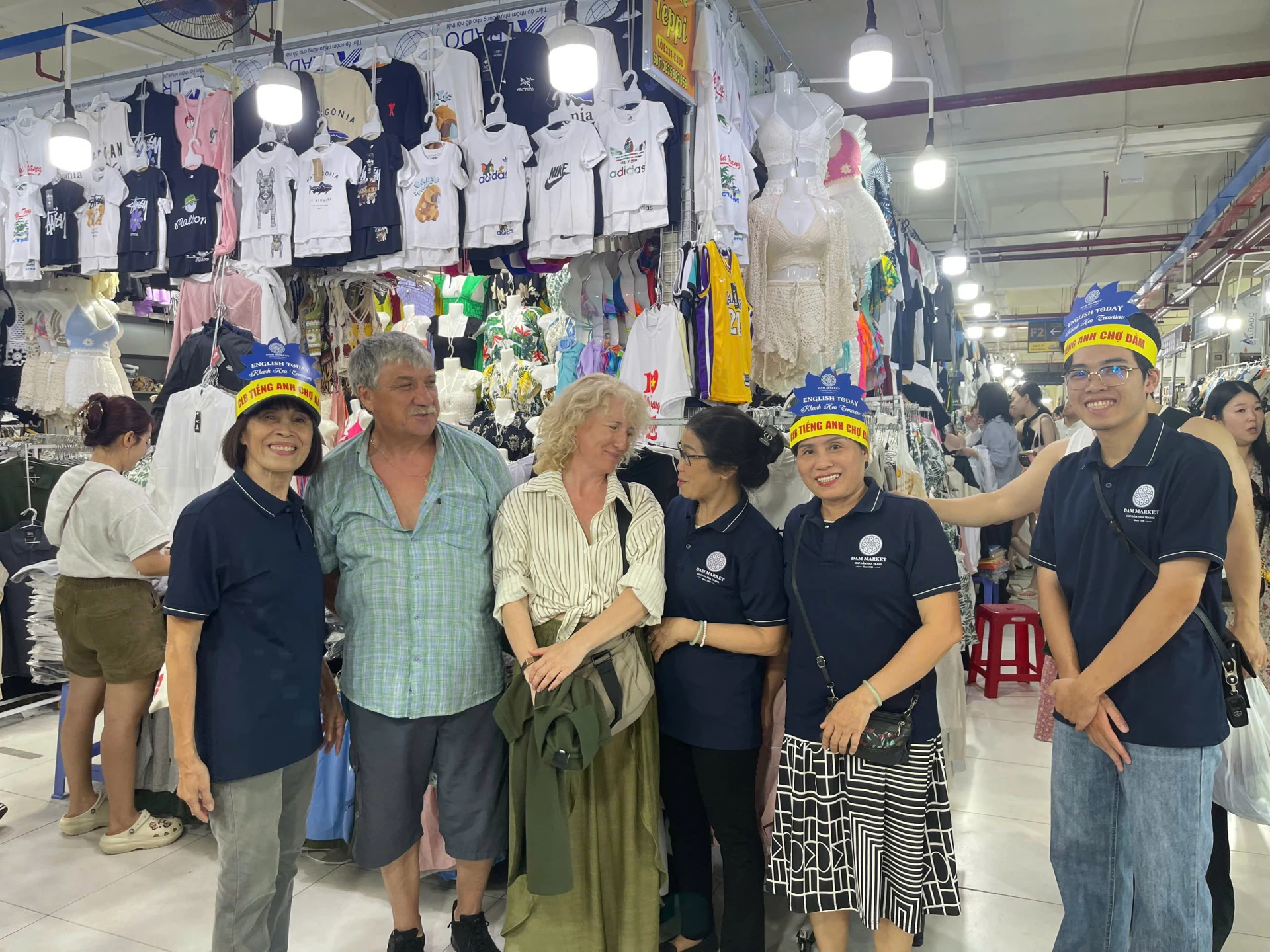 Câu lạc bộ tiếng Anh chợ Đầm - Cầu nối giúp tiểu thương hội nhập 