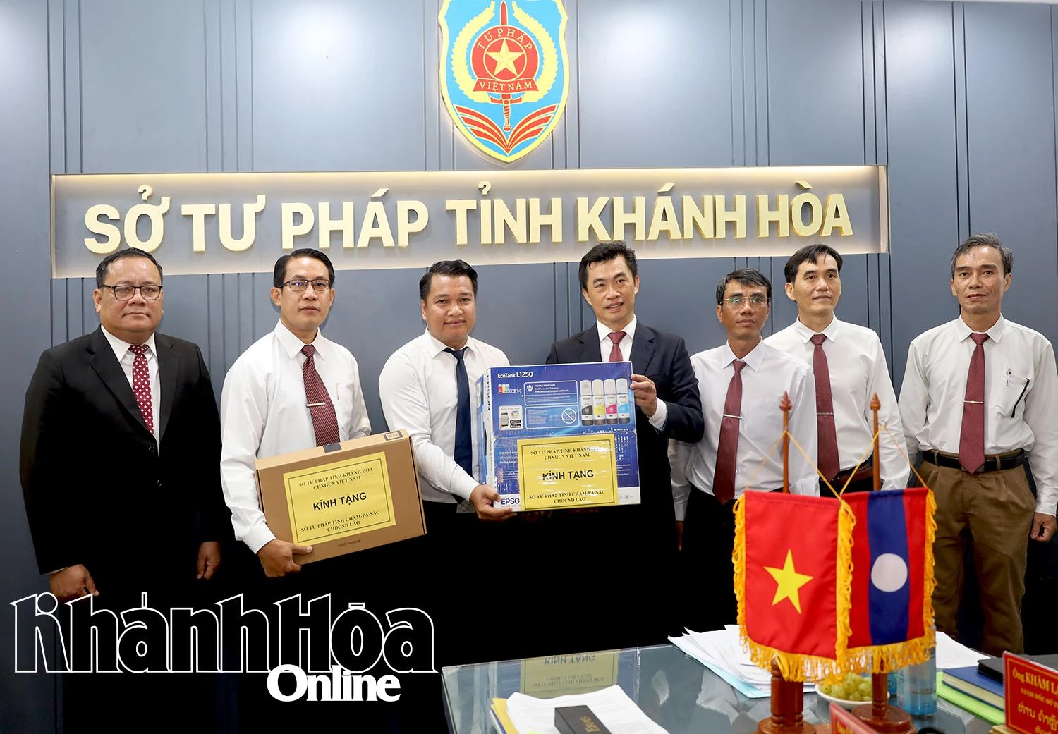 Sở Tư pháp Khánh Hòa trao tặng quà Sở Tư pháp tỉnh Chăm-pa-sắc.