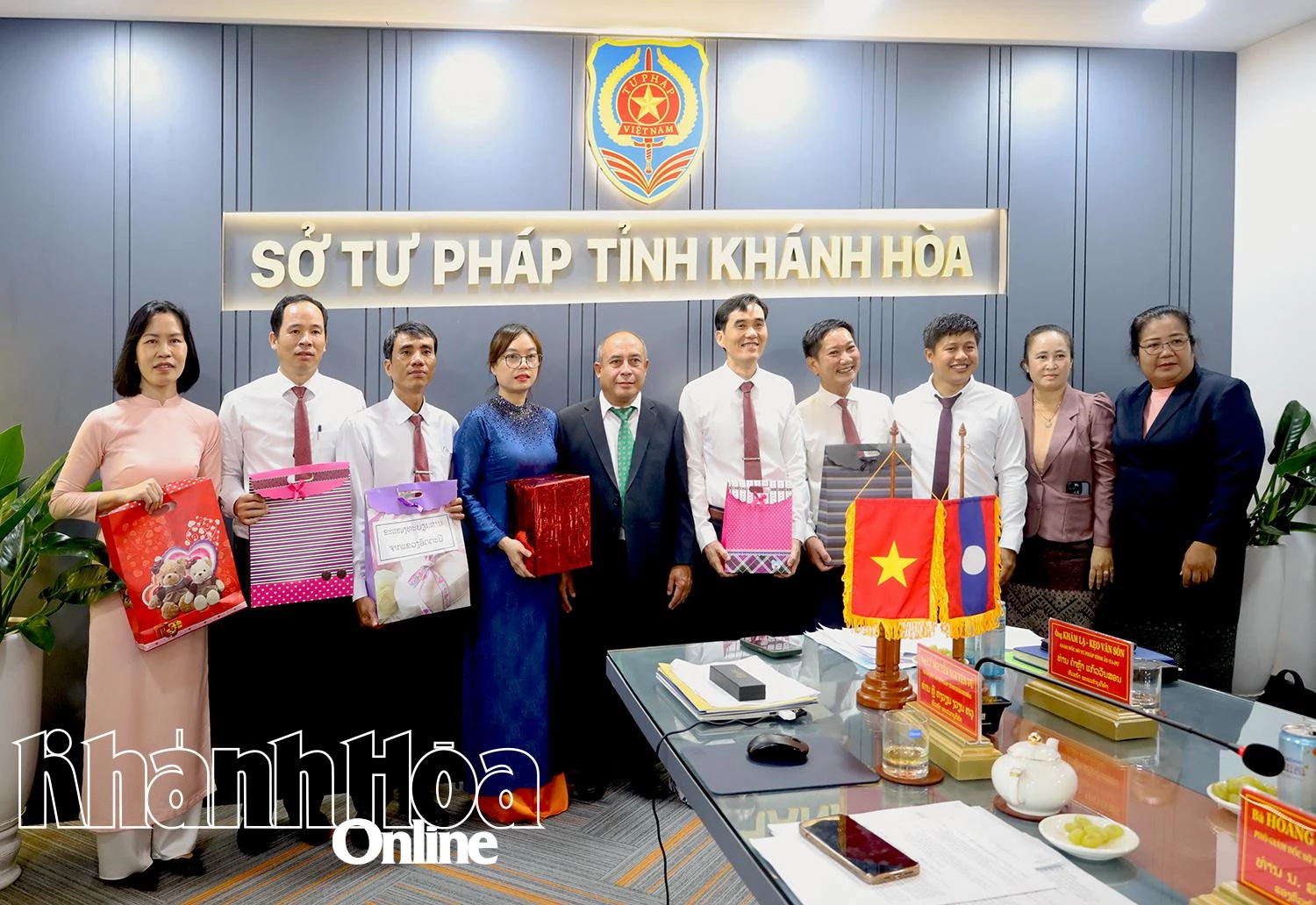 Sở Tư pháp tỉnh Chăm-pa-sắc tặng quà Sở Tư pháp Khánh Hòa. 