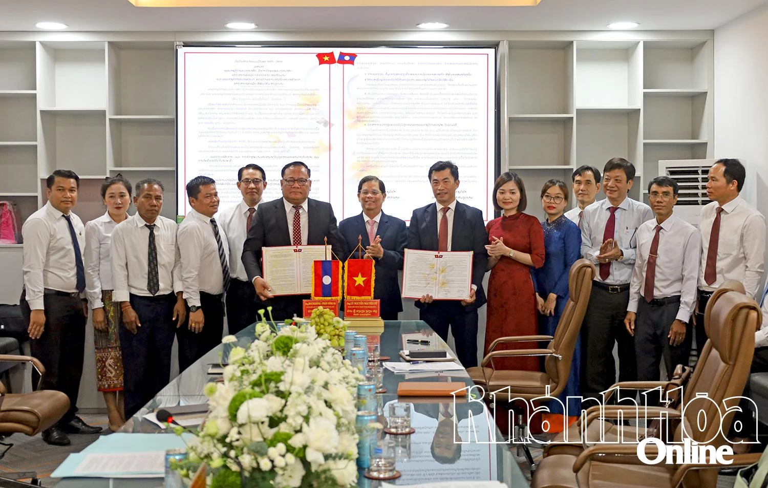 Chủ tịch UBND tỉnh Nguyễn Tấn Tuân chứng kiến lễ ký kết giữa Sở Tư pháp Khánh Hòa và Sở Tư pháp tỉnh Chăm-pa-sắc.