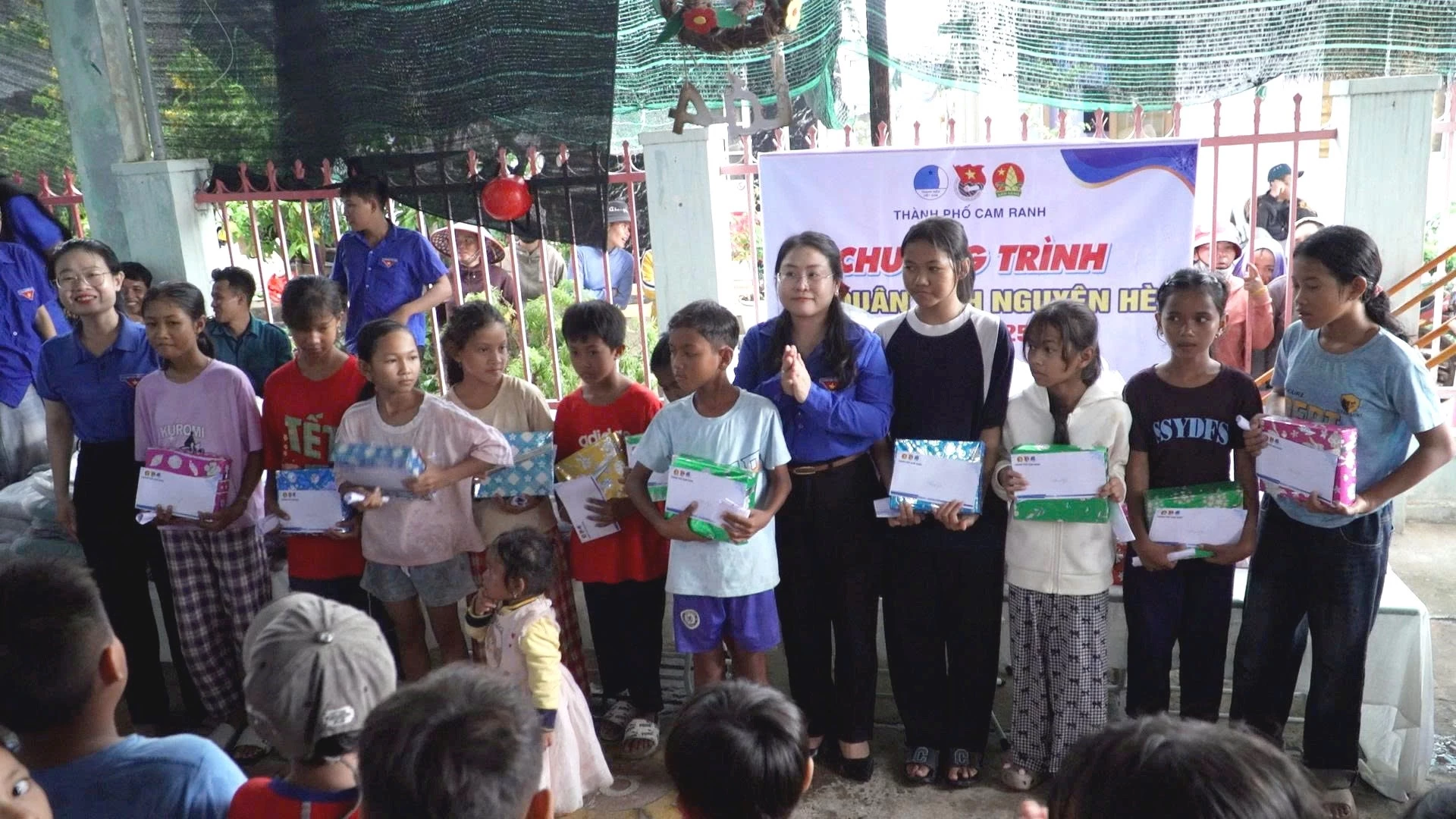 Chị Huỳnh Thị Như Ý- Chủ tịch Hội đồng đội tỉnh trao học bổng cho các em học sinh.