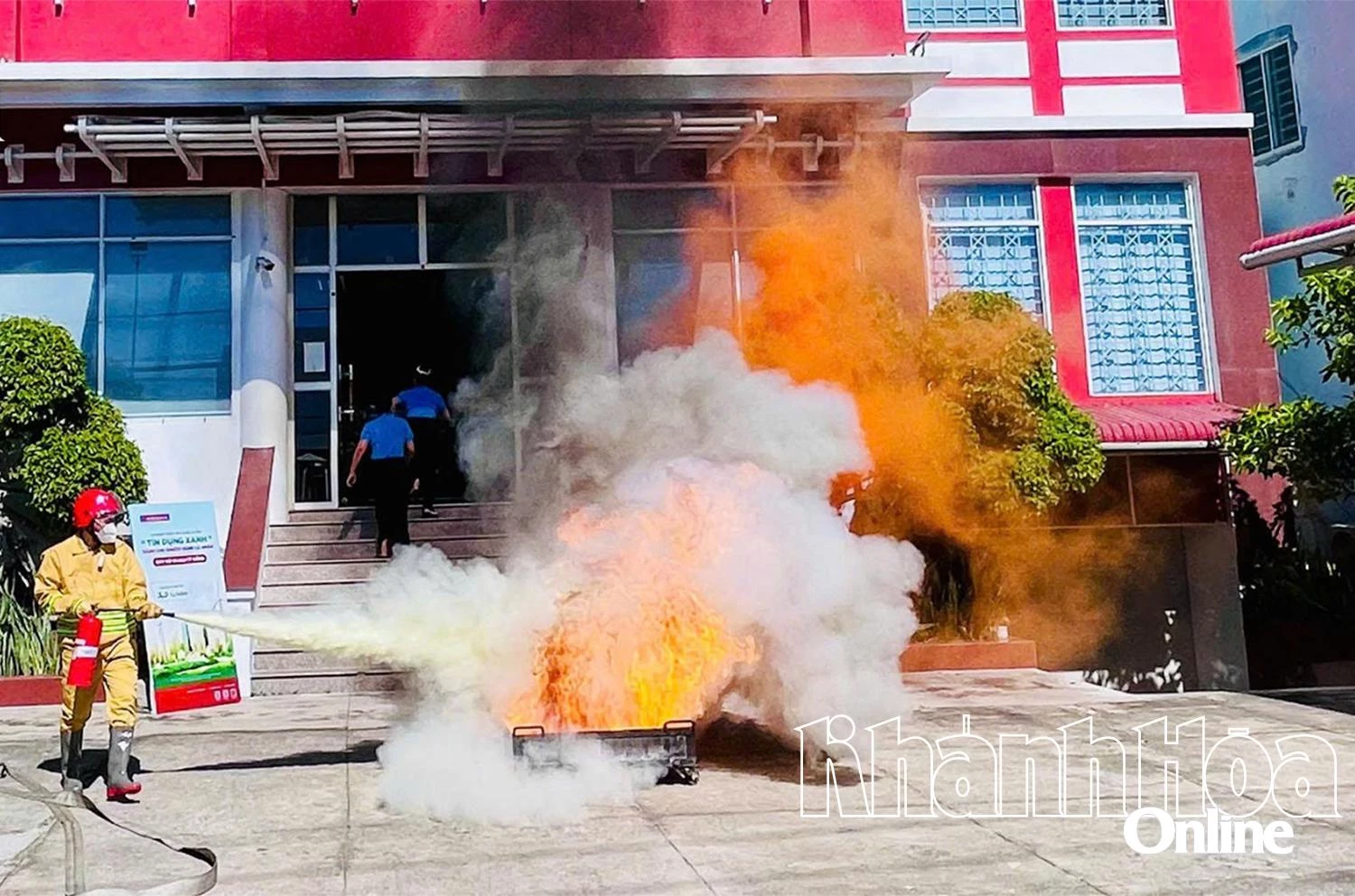 Agribank Chi nhánh Cam Lâm tổ chức thực tập phương án chữa cháy và cứu nạn, cứu hộ