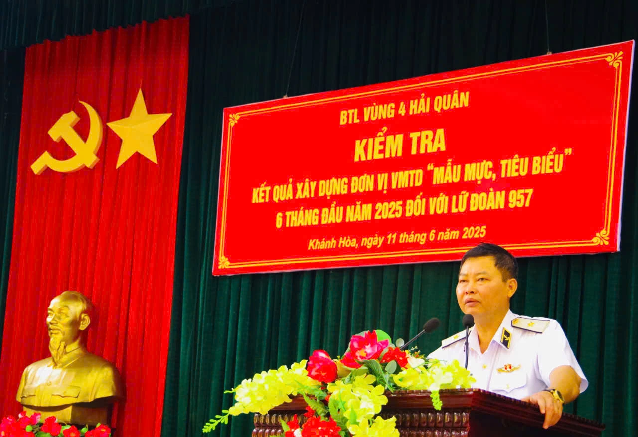 Chuẩn Đô đốc Nguyễn Anh Tuấn kết luận buổi kiểm tra.