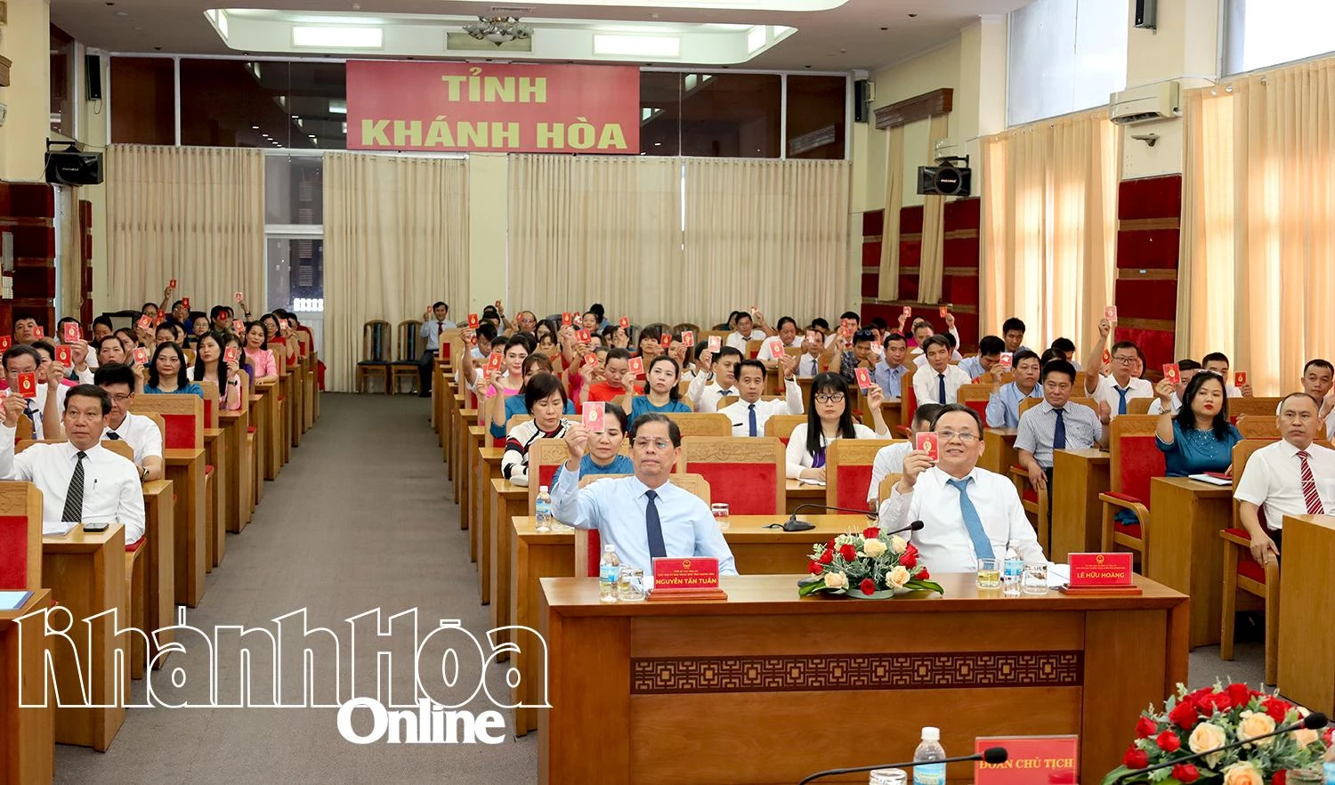 Đại hội biểu quyết thông qua dự thảo Nghị quyết. 