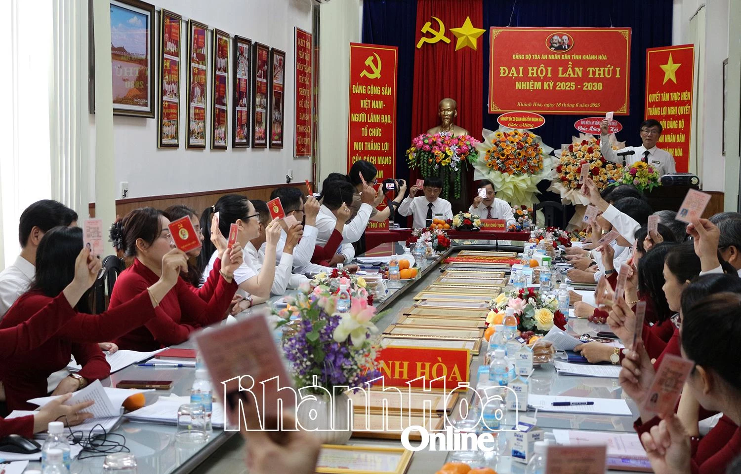 Đại biểu biểu quyết thông qua Nghị quyết Đại hội. 