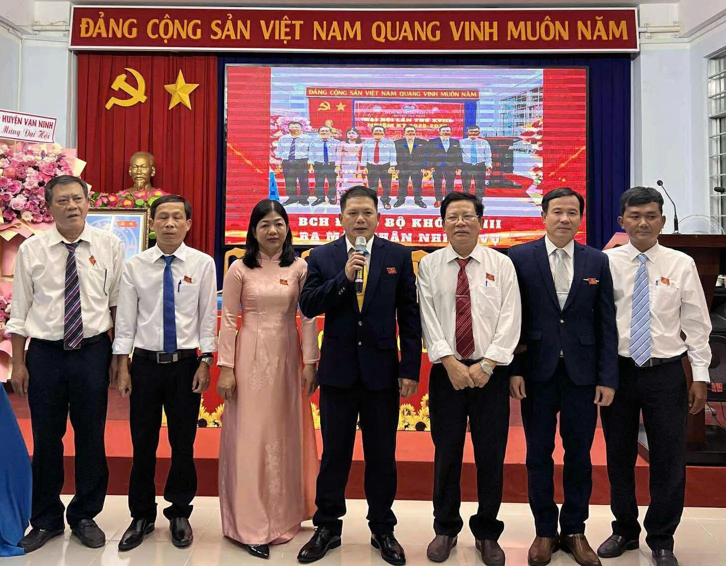 Ban Chấp hành Đảng bộ Trung tâm Y tế huyện Vạn Ninh, nhiệm kỳ 2025 - 2030 ra mắt đại hội.