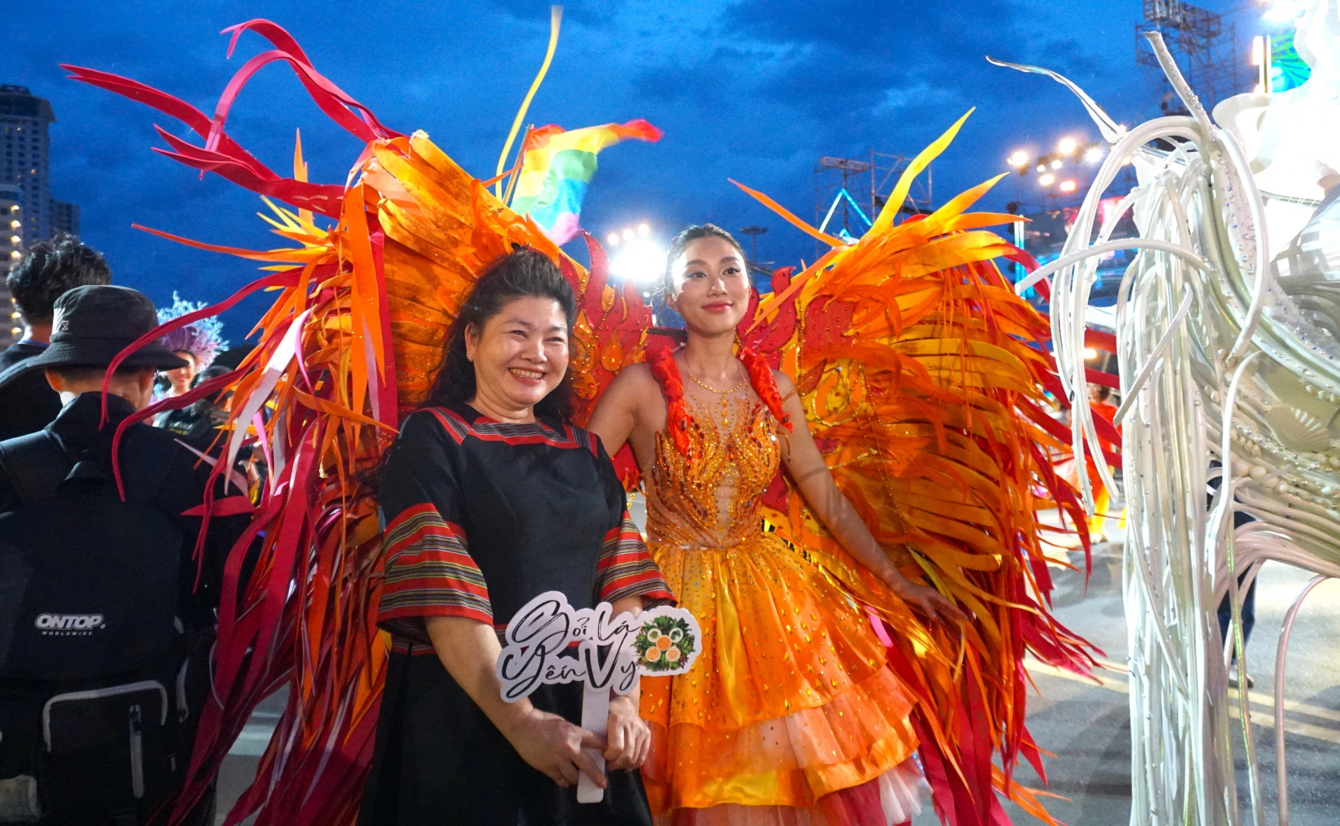 VIDEO: Người dân, du khách hòa mình cùng chương trình diễu hành Carnival