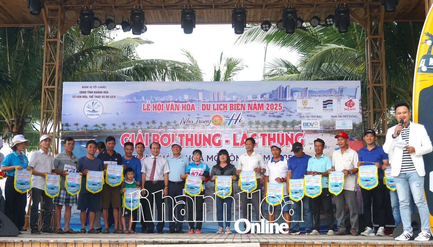 Ban tổ chức tặng cờ lưu niệm cho các đơn vị tham gia. 