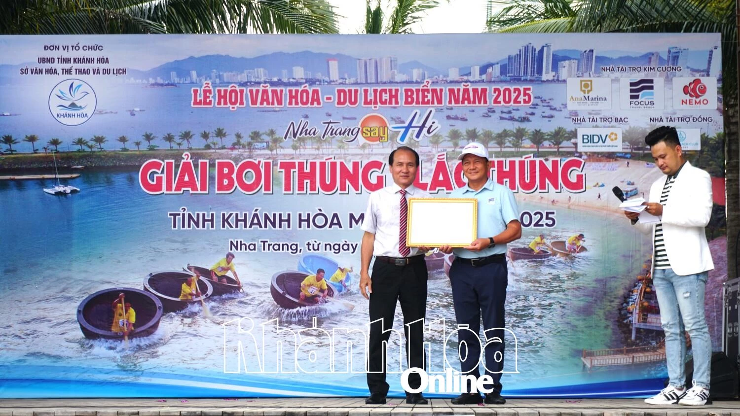 Ban tổ chức trao bằng khen của UBND tỉnh cho đơn vị tài trợ Ana Marina Nha Trang đã tham gia trong Lễ hội Văn hóa - Du lịch Biển 2025.