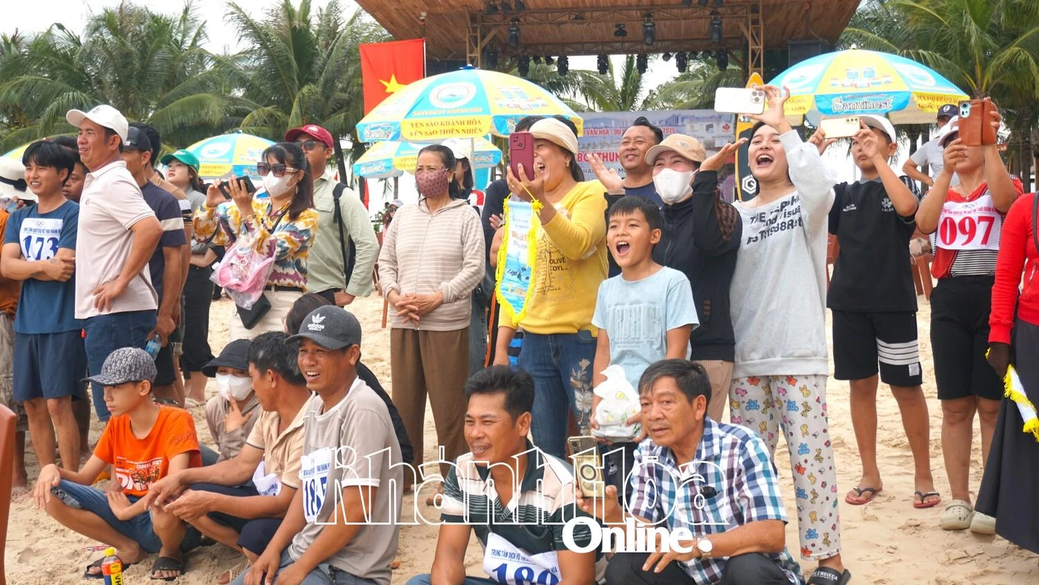 Đông đảo người dân và du khách đến xem, cổ vũ cho các đội tham gia. 