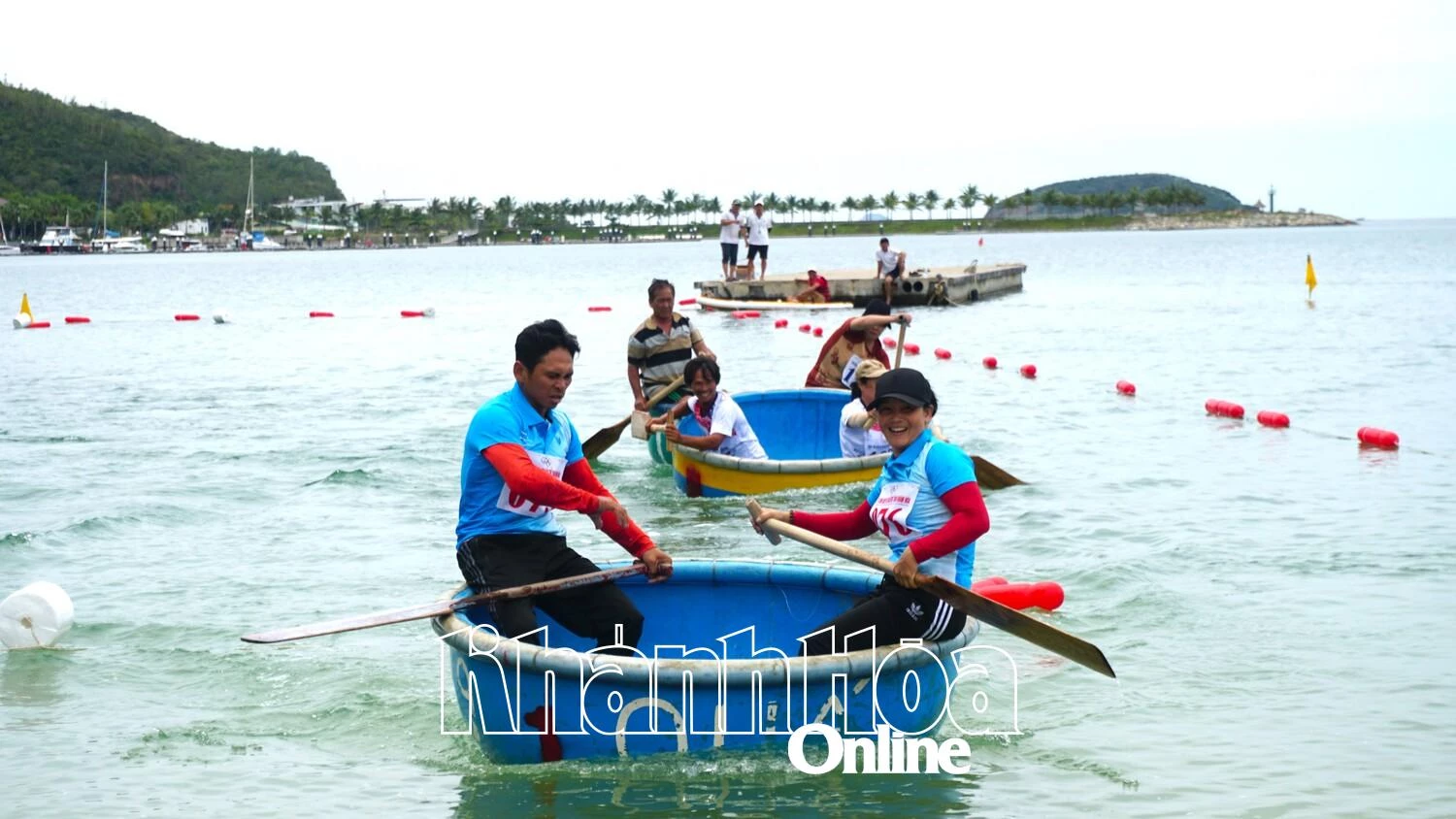 Sôi động Giải bơi thúng, lắc thúng tỉnh Khánh Hòa mở rộng năm 2025
