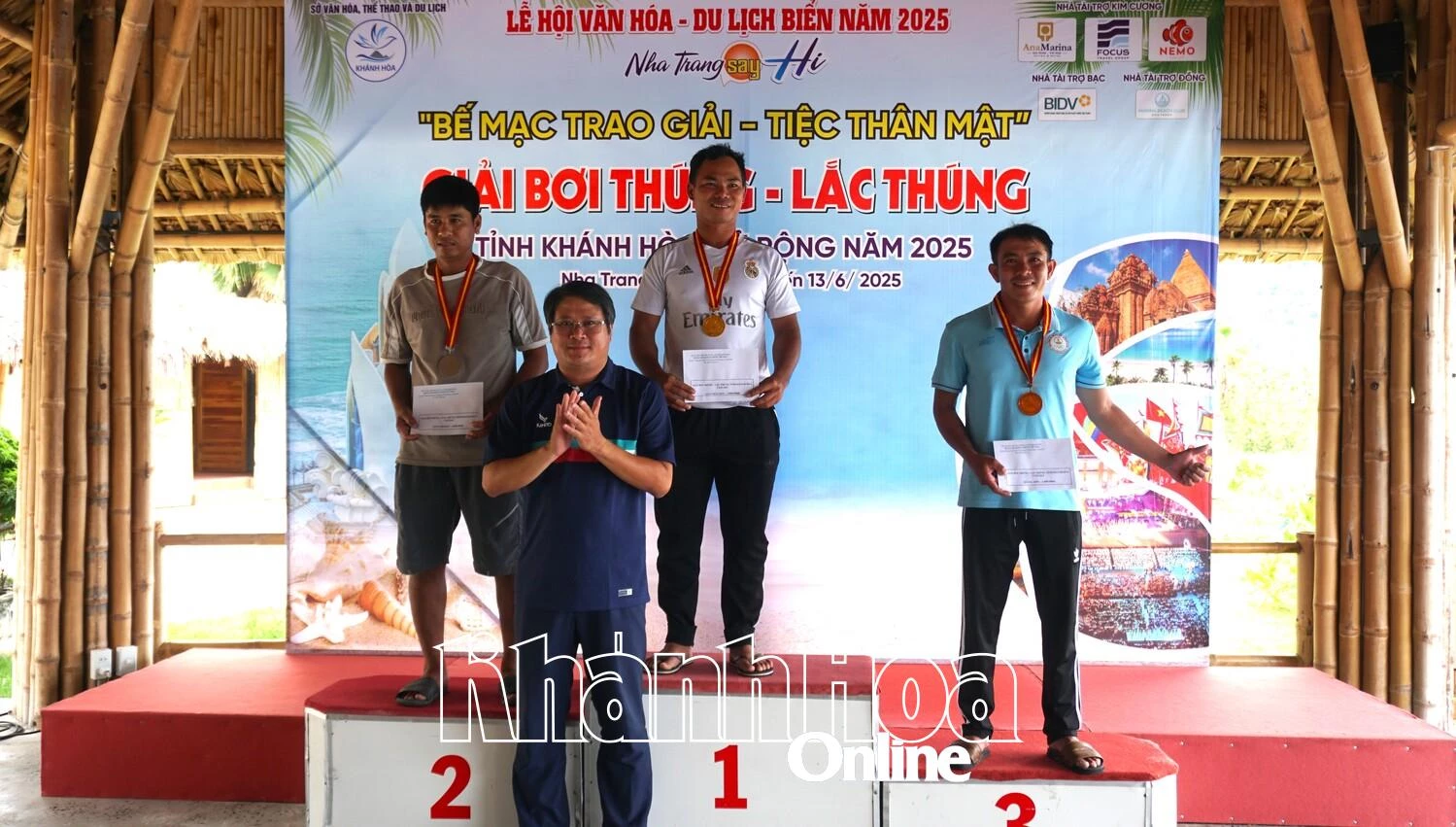 Trao giải cho các vận động viên lắc thúng đơn nam. 