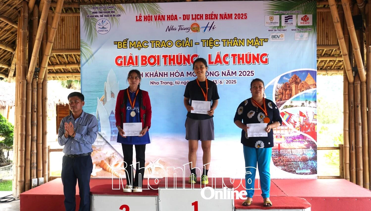 Trao giải cho các vận động viên lắc thúng đơn nữ.