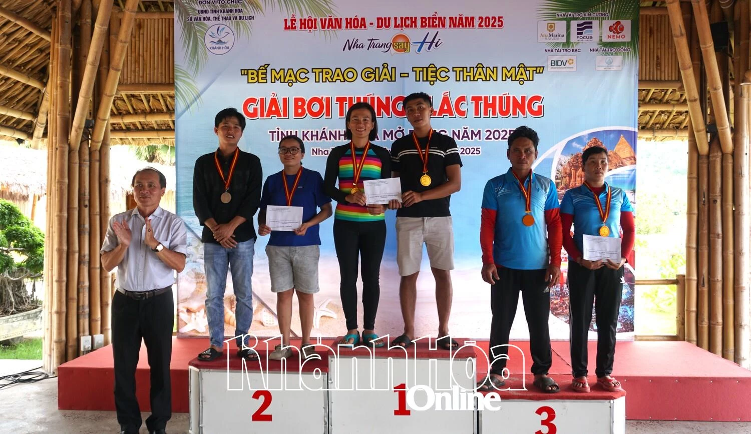 Trao giải cho các vận động viên đôi nam nữ tham gia bơi thúng. 