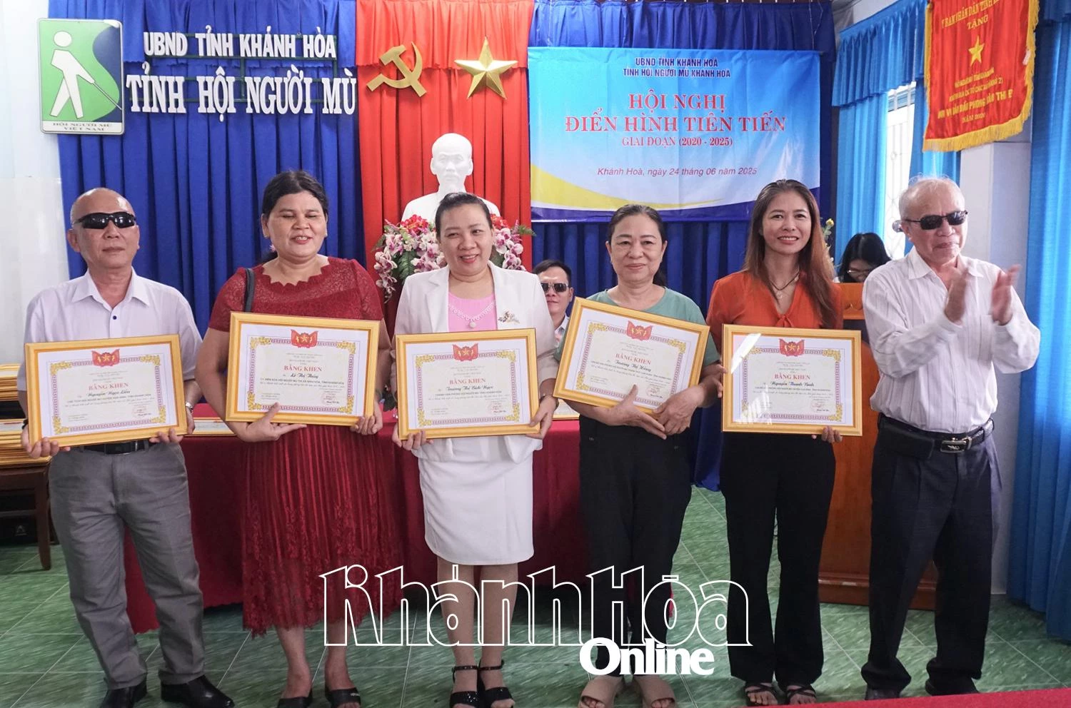 Hội Người mù tỉnh tặng giấy khen cho các tập thể, cá nhân.