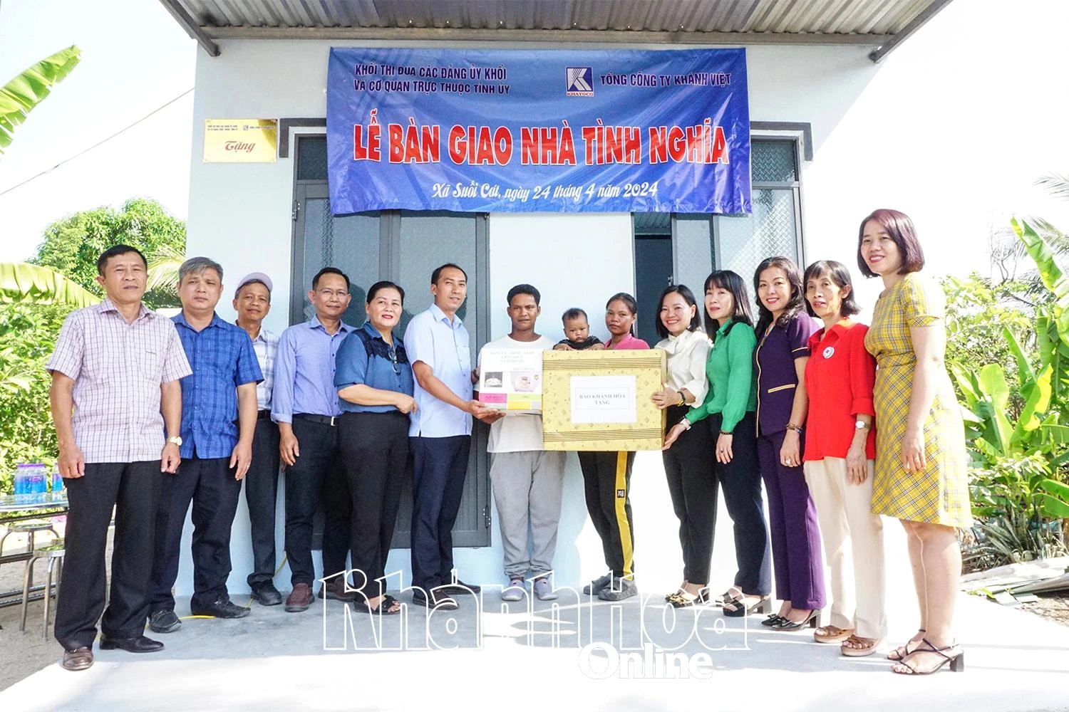 Bà Thái Thị Lệ Hằng - Tổng Biên tập Báo Khánh Hòa và lãnh đạo các đơn vị trao quà mừng nhà mới cho hộ nghèo ở xã Suối Cát.
