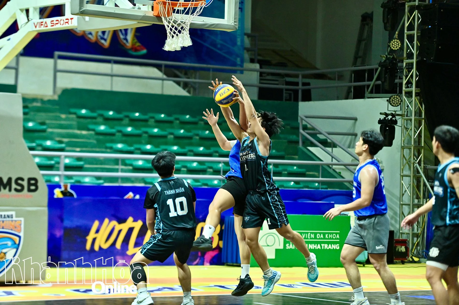 Các đội bóng tranh tài tại giải.