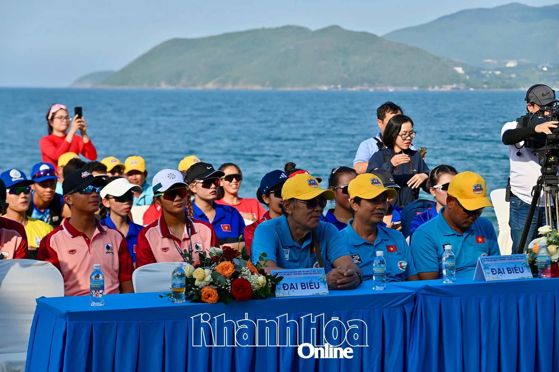 Các đại biểu, đại diện các đội bóng tham dự giải.