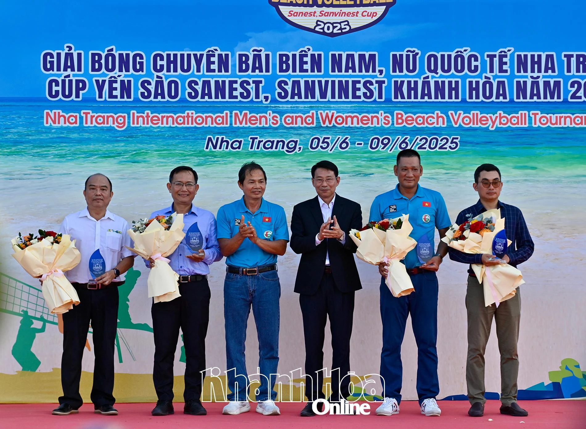 Lãnh đạo tỉnh tặng kỷ niệm chương tri ân các nhà tài trợ, đại diện Liên đoàn bóng chuyền Việt nam.