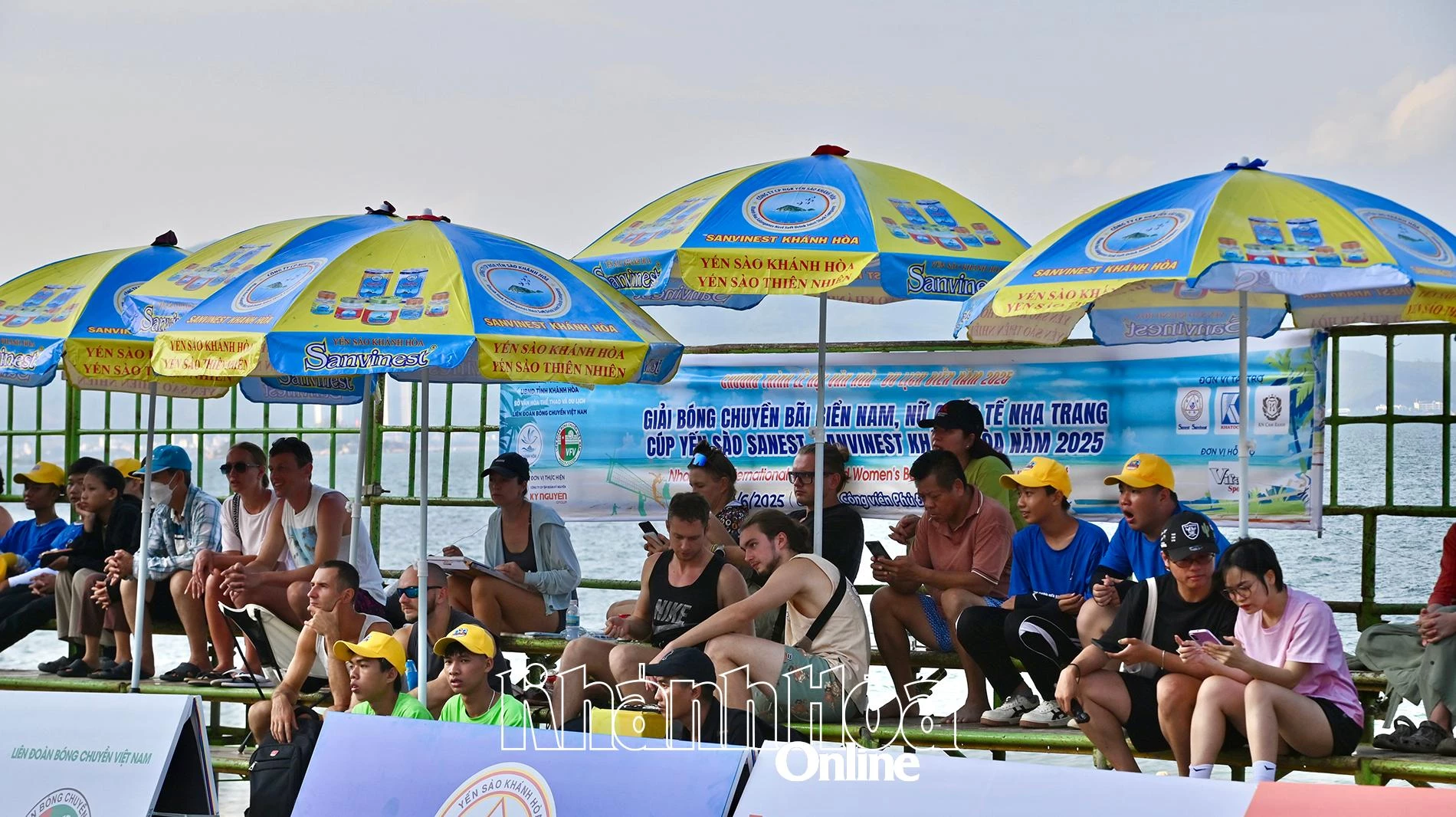 Đông đảo khách quốc tế và người dân đến xem, cổ vũ cho các đội bóng.